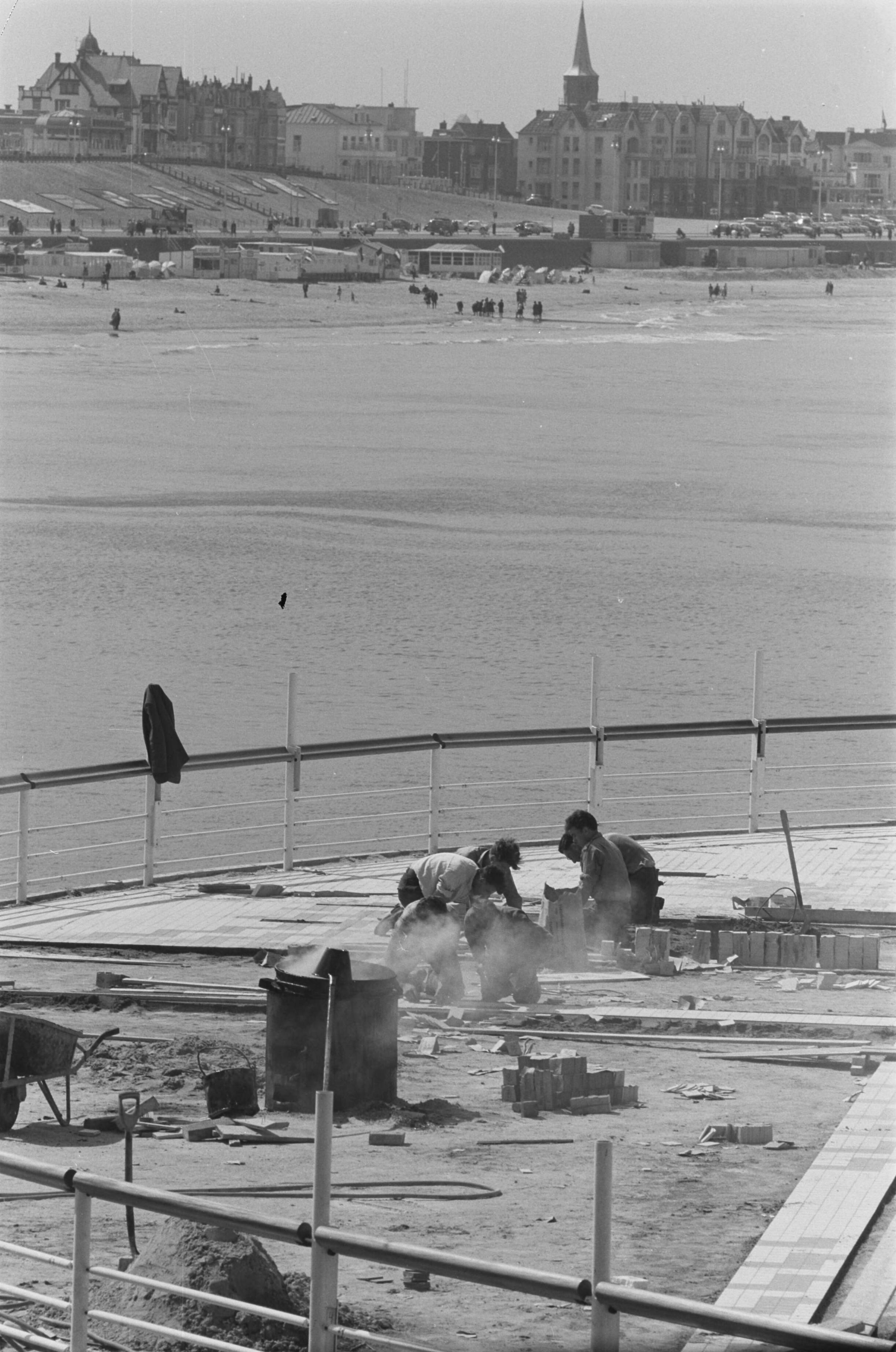 Fotocollectie Anefo — De nieuwe Pier in Scheveningen. Strandbeeld met in de achtergrond de nieuwe pier in aanbouw — Foto: Pot, Harry / Anefo. Licentie: Set B: Rechtenvrij / Publiek Domein. Bron: Nationaal Archief. http://hdl.handle.net/10648/a9d2e298-d0b4-102d-bcf8-003048976d84