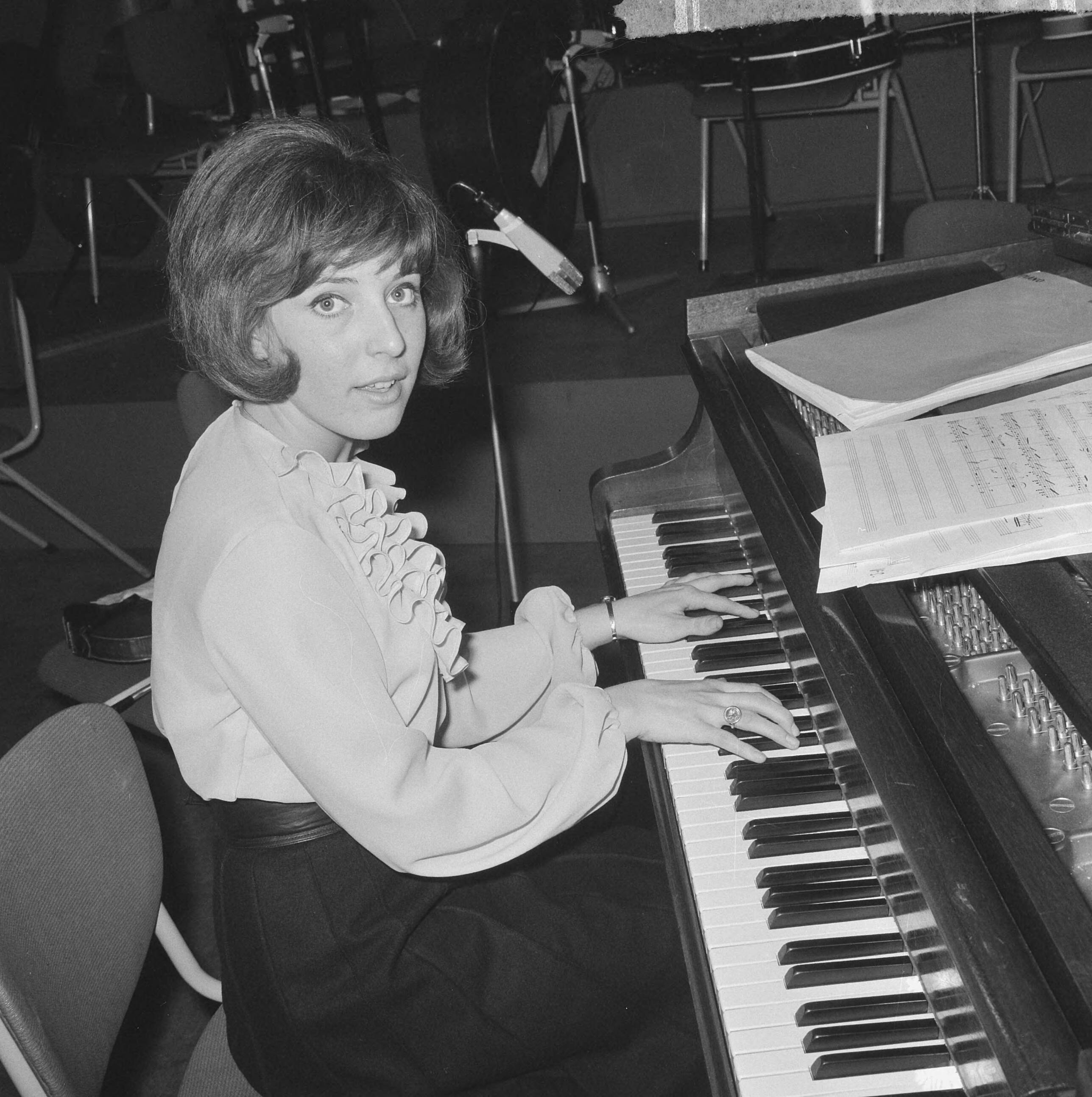 Nationaal Songfestival 1965 — Finale Nationaal Songfestival 1965, Trea Dobbs — Foto: Nijs, Jac. de / Anefo. Licentie: Set B: Rechtenvrij / Publiek Domein. Bron: Nationaal Archief. http://hdl.handle.net/10648/aa92cd7e-d0b4-102d-bcf8-003048976d84