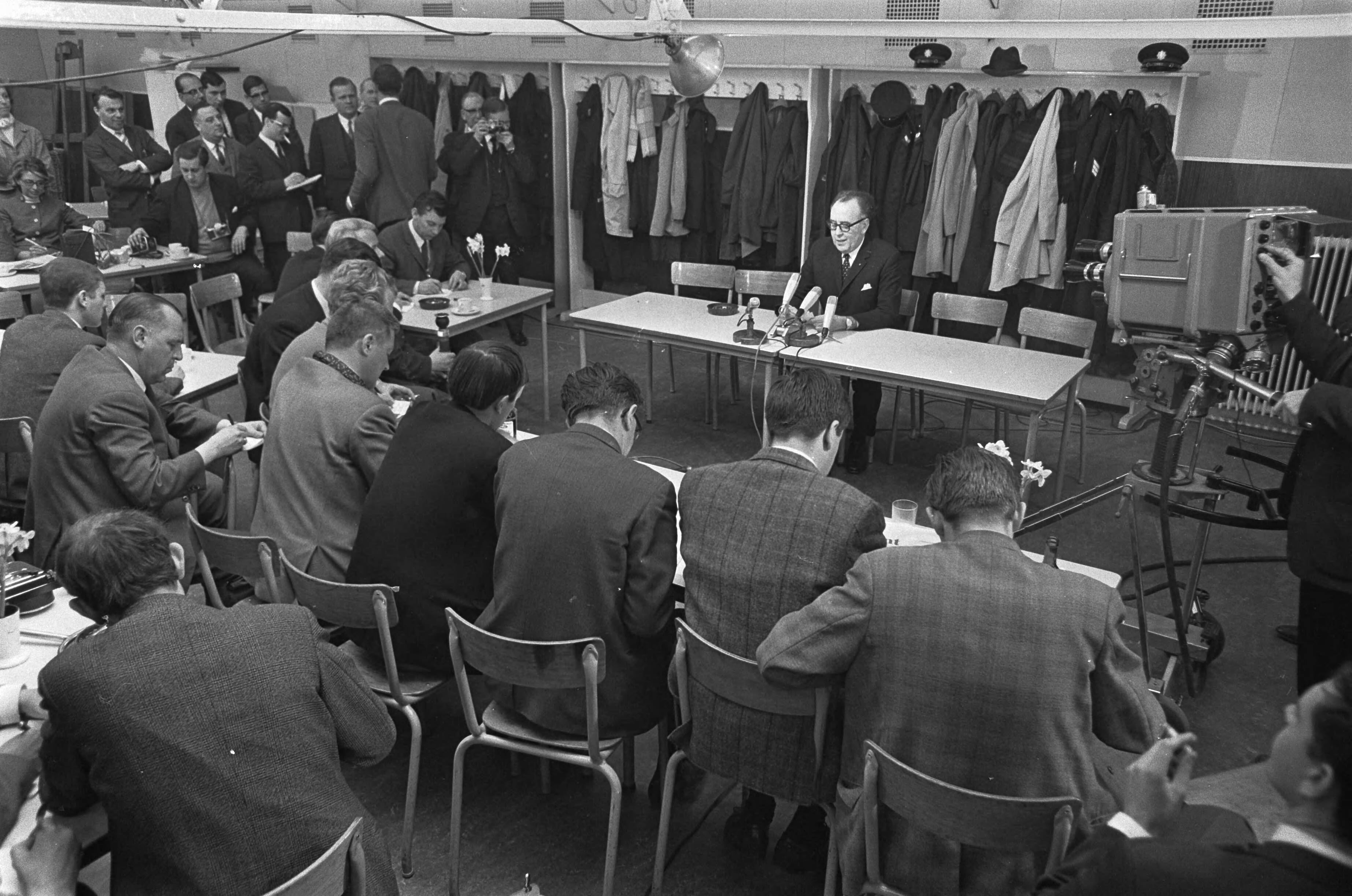 Fotocollectie Anefo — Persconferentie RVD te Utrecht, overzichten persconferent — Foto: Evers, Joost / Anefo. Licentie: Set B: Rechtenvrij / Publiek Domein. Bron: Nationaal Archief. http://hdl.handle.net/10648/ab16ef3c-d0b4-102d-bcf8-003048976d84