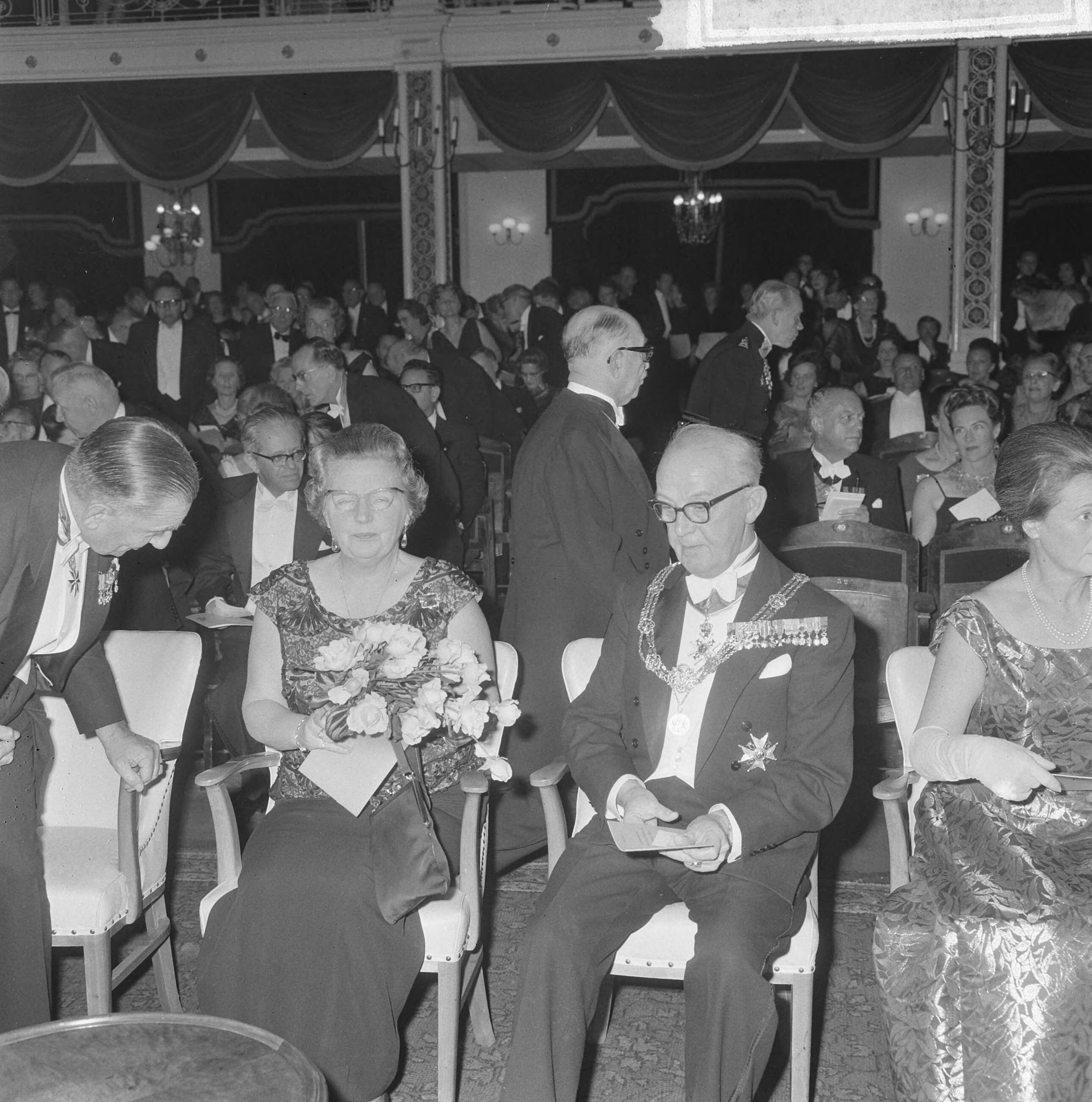 Fotocollectie Anefo — Koningin Juliana is aanwezig bij het galaconcert t.g.v. het 60-jarig bestaan van het Residentie Orkest in het Kurhaus. vlnr Mr. D.J. van Gilse, koningin Juliana en burgemeester Kolfschoten — Foto: Pot, Harry / Anefo. Licentie: Set B: Rechtenvrij / Publiek Domein. Bron: Nationaal Archief. http://hdl.handle.net/10648/aa83b384-d0b4-102d-bcf8-003048976d84