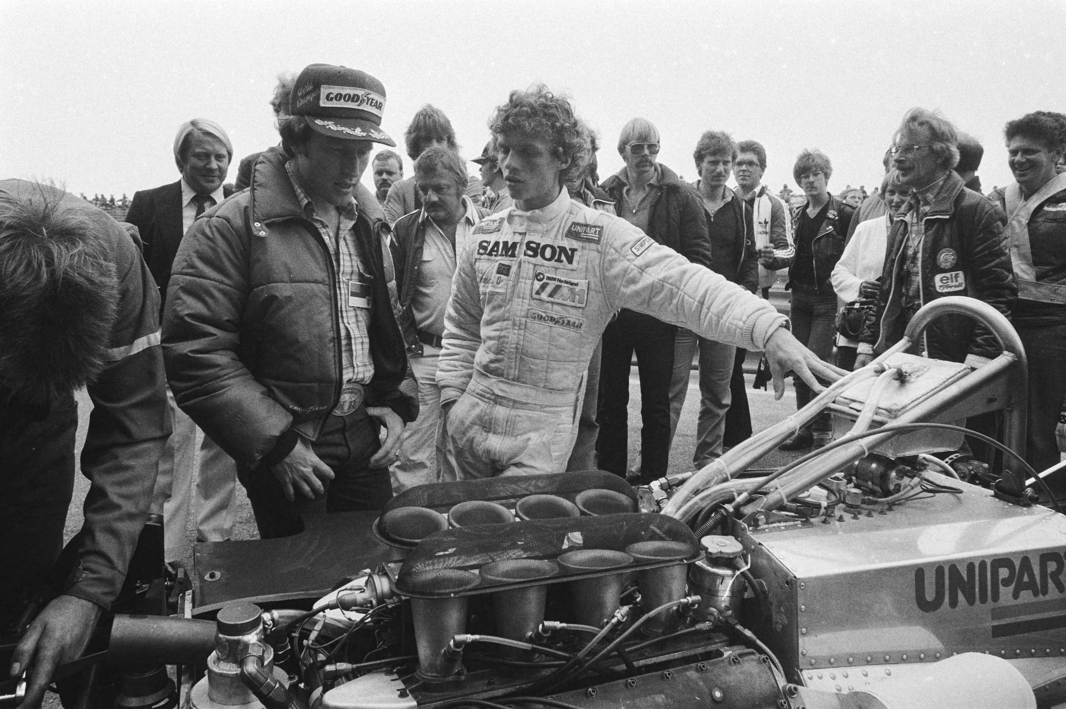 Training Grand Prix — Kenny Roberts (wereldkampioen 500cc) (links) in gesprek met Jan Lammers bij diens auto — Foto: Dijk, Hans van / Anefo. Licentie: Set B: Rechtenvrij / Publiek Domein. Bron: Nationaal Archief. http://hdl.handle.net/10648/ace6825a-d0b4-102d-bcf8-003048976d84