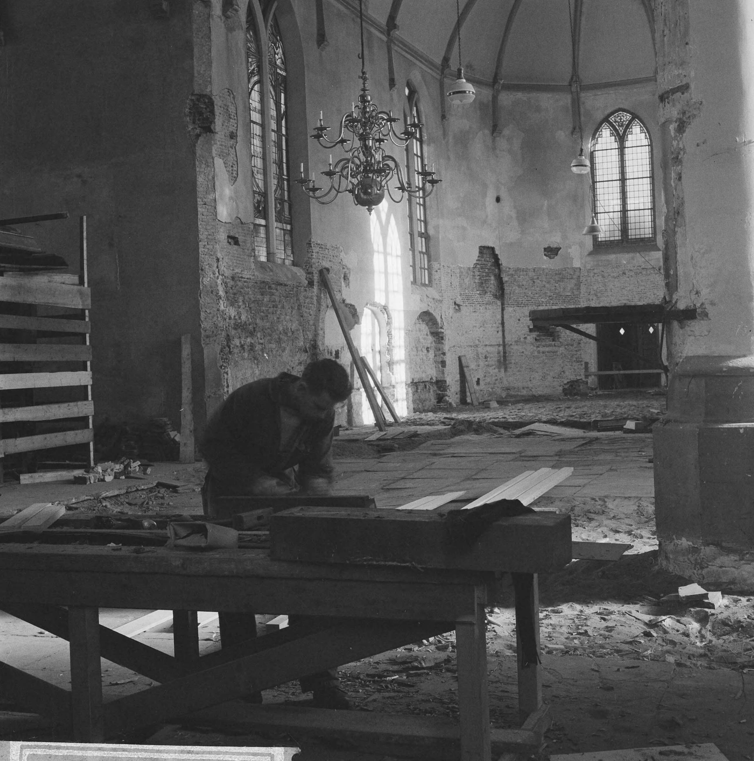 Restauratie van de oude dorpskerk te Voorburg — Restaurateur aan het werk in de oude dorpskerk te Voorburg — Foto: Kroon, Ron / Anefo. Licentie: Set B: Rechtenvrij / Publiek Domein. Bron: Nationaal Archief. http://hdl.handle.net/10648/aacbb684-d0b4-102d-bcf8-003048976d84