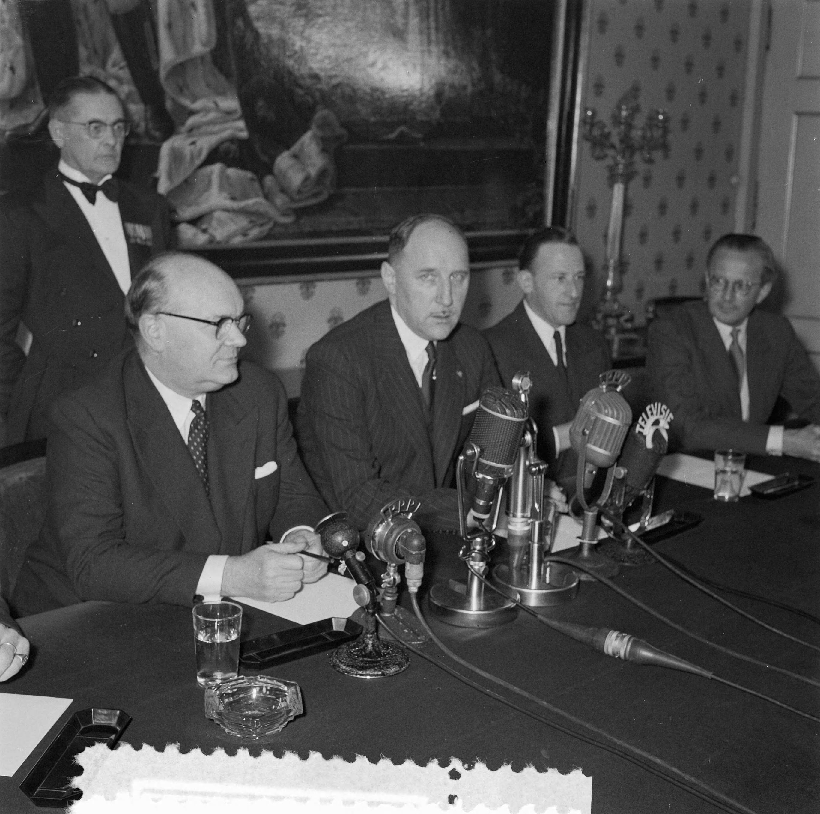 Fotocollectie Anefo — Besprekingen tussen de Belgische minister Paul H. Spaak en minister Luns te Den Haag — Foto: Behrens, Herbert F. / Anefo. Licentie: Set B: Rechtenvrij / Publiek Domein. Bron: Nationaal Archief. http://hdl.handle.net/10648/a957132a-d0b4-102d-bcf8-003048976d84