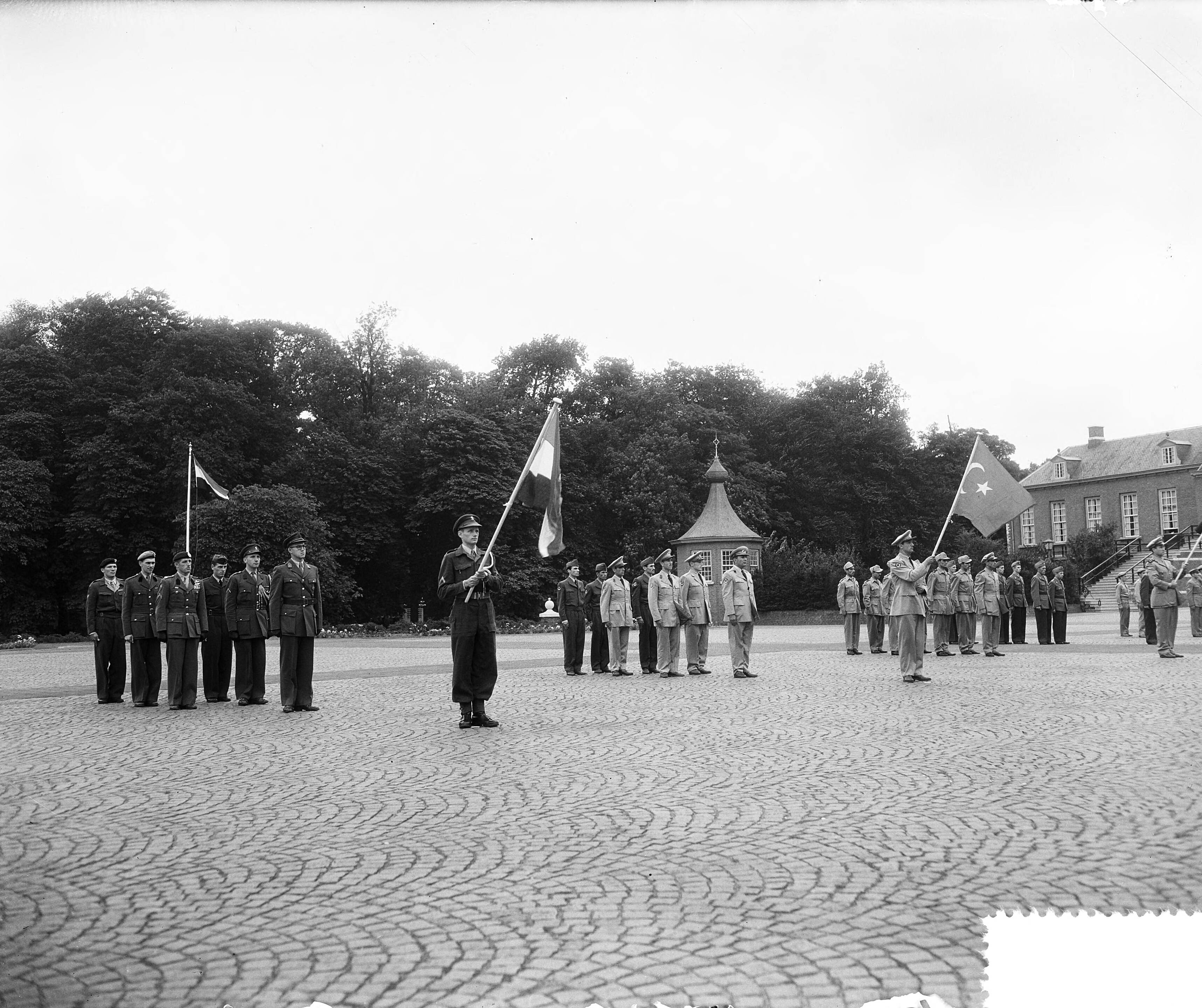 Fotocollectie Anefo — Openingsceremonie Militaire Vijfkamp 1955 Breda — Foto: Rossem, Wim van / Anefo. Licentie: Set B: Rechtenvrij / Publiek Domein. Bron: Nationaal Archief. http://hdl.handle.net/10648/a939595c-d0b4-102d-bcf8-003048976d84