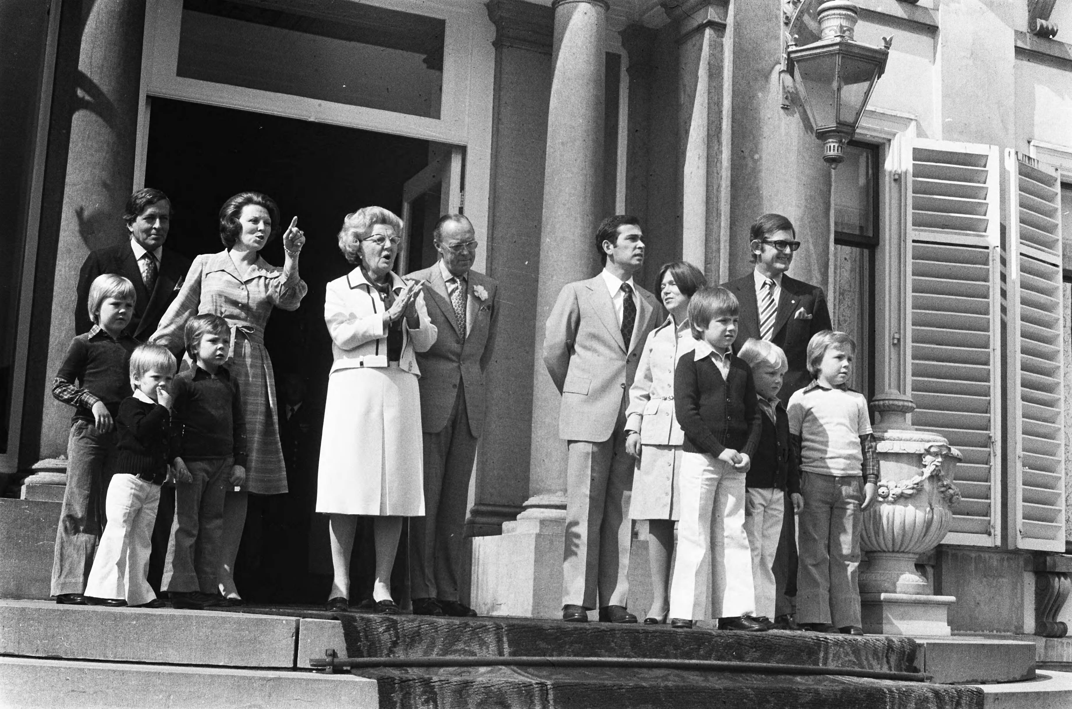 Defilé Paleis Soestdijk — Leden van de koninklijke familie op het bordes — Foto: Verhoeff, Bert / Anefo. Licentie: Set B: Rechtenvrij / Publiek Domein. Bron: Nationaal Archief. http://hdl.handle.net/10648/ac679fd0-d0b4-102d-bcf8-003048976d84