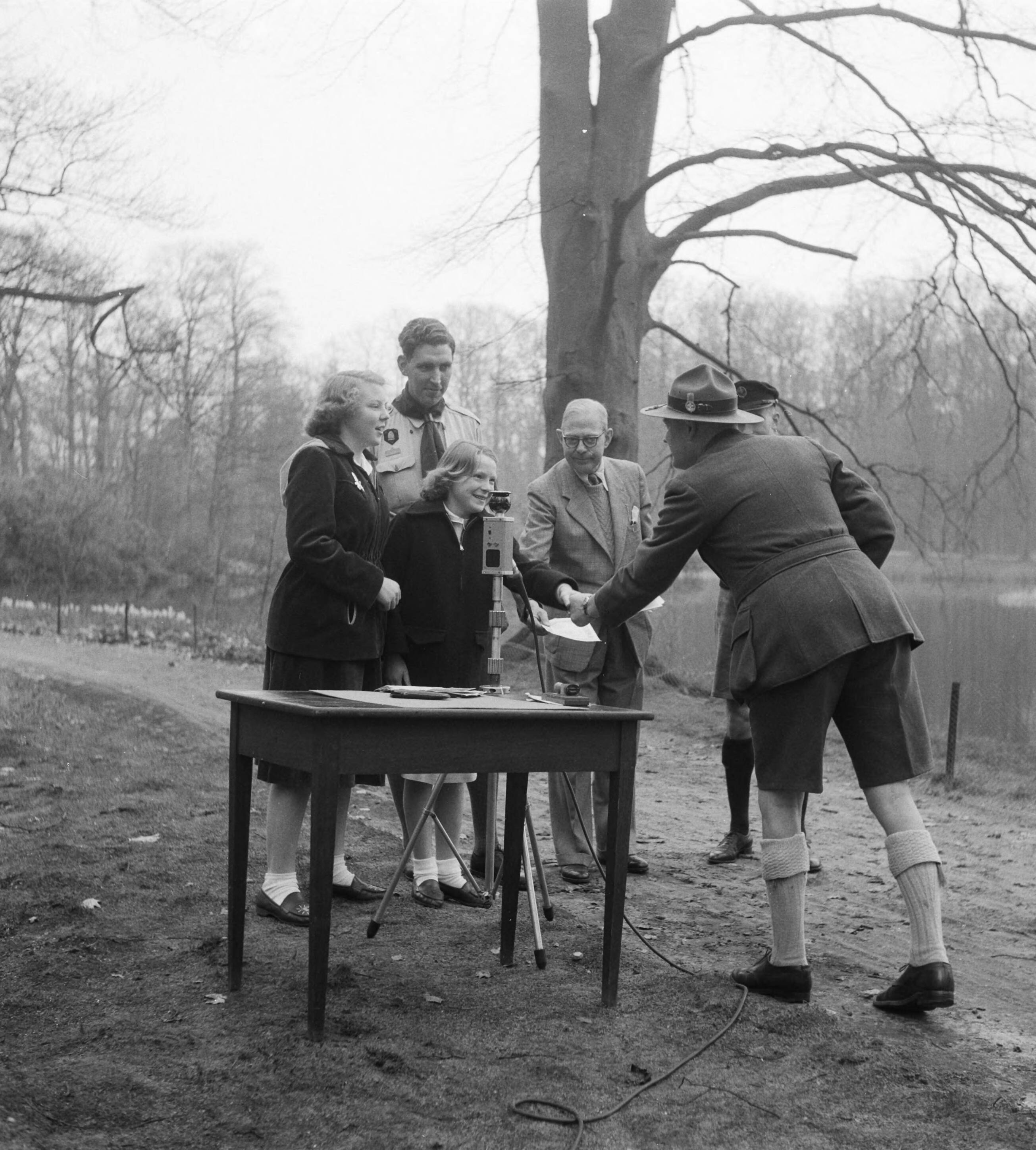 Soestijd. Padvindersactie "Heitje voor een Karweitje" — Palleis Soestdijjk. Padvindersactie "Heitje voor een Karweitje". Prinses Beatrix en Irene betalen kwartjes — Foto: Noske, J.D. / Anefo. Licentie: Set B: Rechtenvrij / Publiek Domein. Bron: Nationaal Archief. http://hdl.handle.net/10648/a8f7f958-d0b4-102d-bcf8-003048976d84