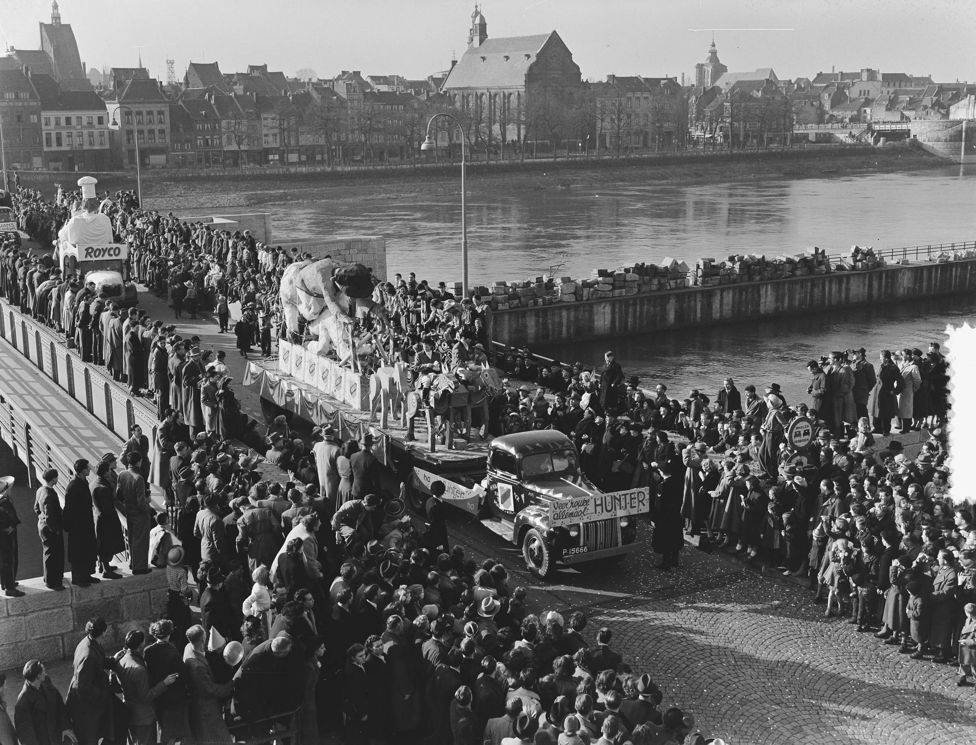 Carnavalsoptocht in Maastricht — Foto: Pot, Harry / Anefo. — Licentie: Set B: Rechtenvrij / Publiek Domein. Bron: Nationaal Archief. http://hdl.handle.net/10648/a8f5dfec-d0b4-102d-bcf8-003048976d84