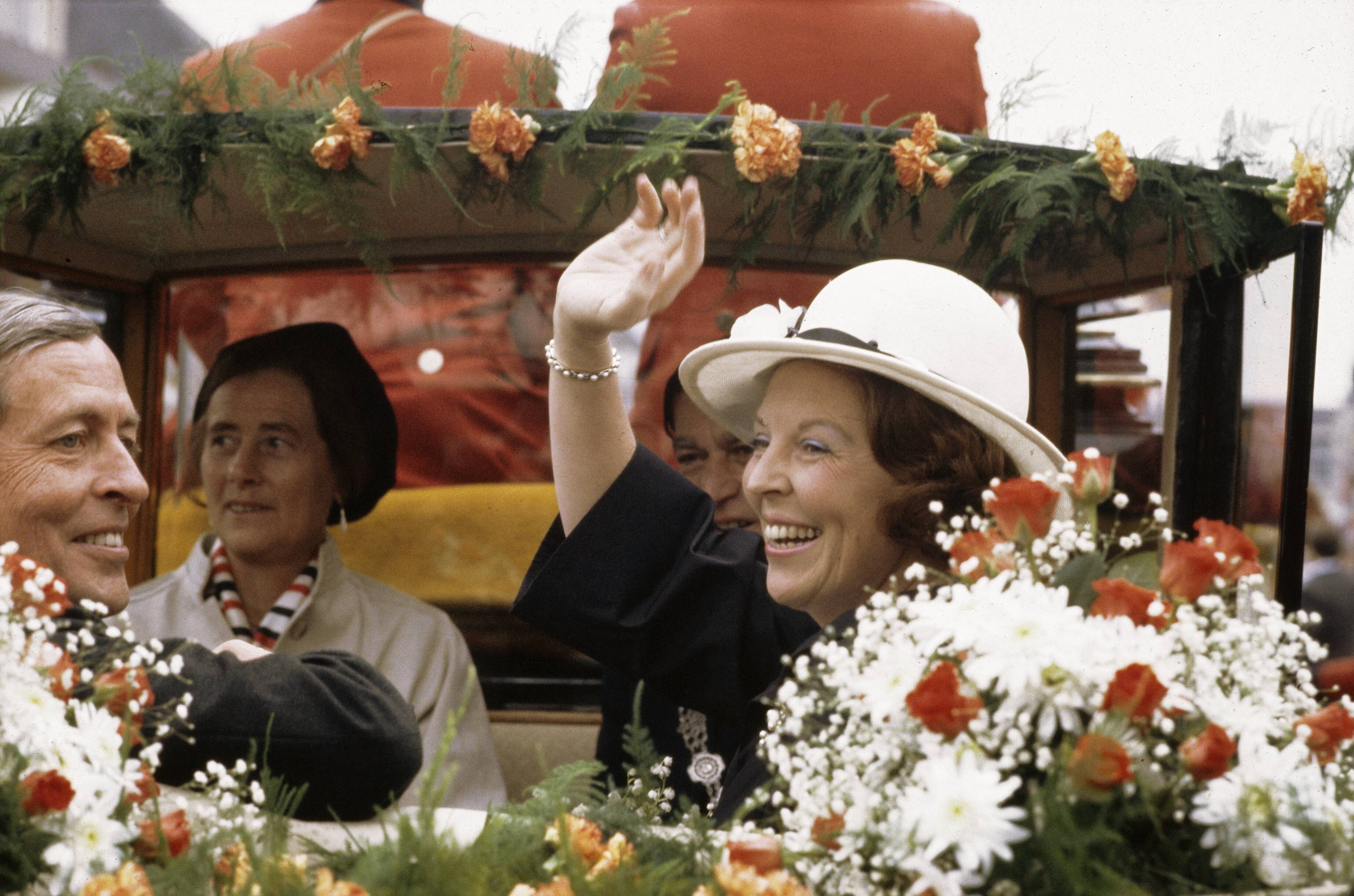 Fotocollectie Anefo — Viering Koninginnedag in Breda; Koningin Beatrix en Prins Claus in een open koets door Breda — Foto: Bogaerts, Rob / Anefo. Licentie: Set B: Rechtenvrij / Publiek Domein. Bron: Nationaal Archief. http://hdl.handle.net/10648/ad8a84a4-d0b4-102d-bcf8-003048976d84