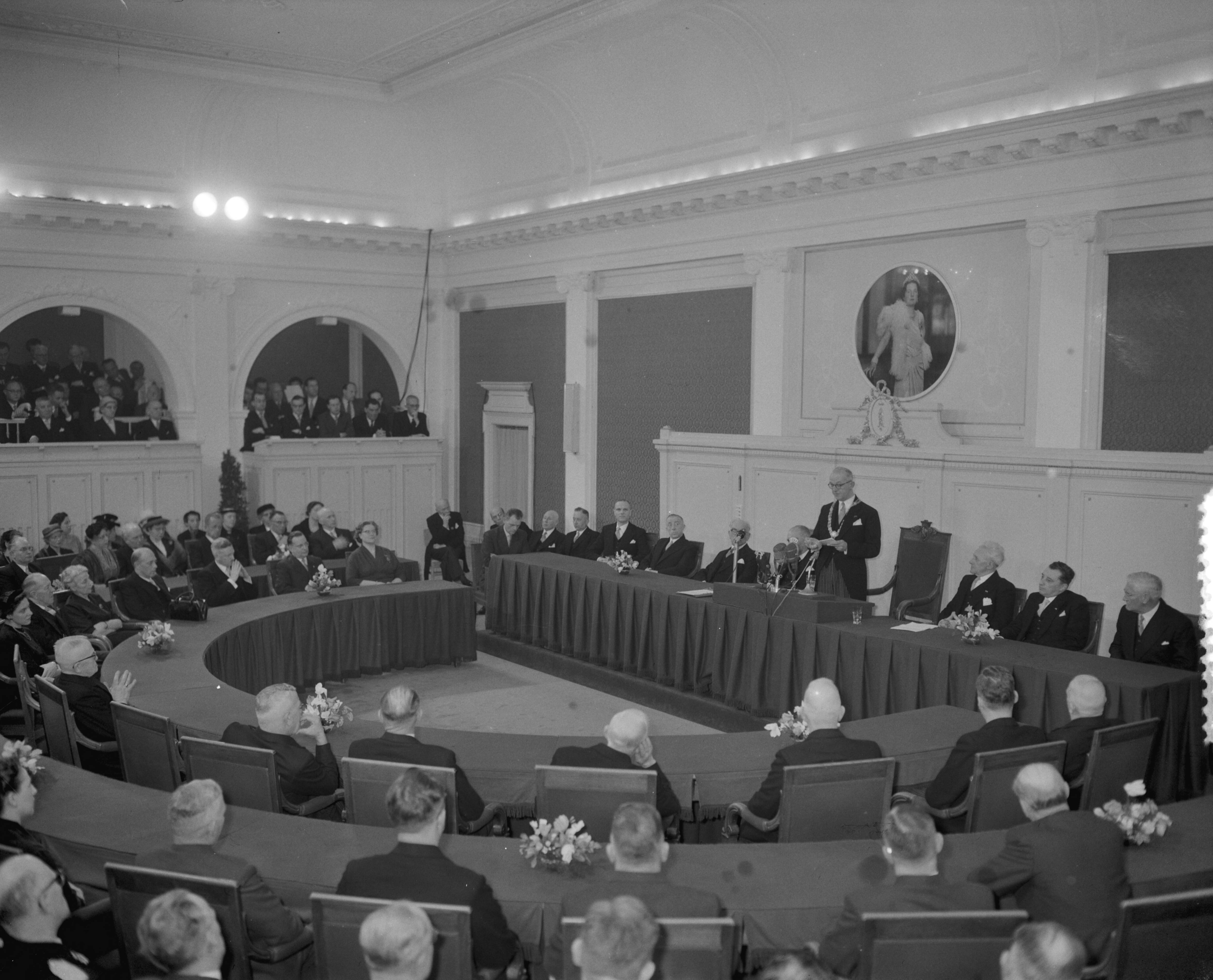 Fotocollectie Anefo — Installatie van burgemeester H.A.M.T. Kolfschoten van Den Haag — Foto: Bilsen, Joop van / Anefo. Licentie: Set B: Rechtenvrij / Publiek Domein. Bron: Nationaal Archief. http://hdl.handle.net/10648/a957b55a-d0b4-102d-bcf8-003048976d84
