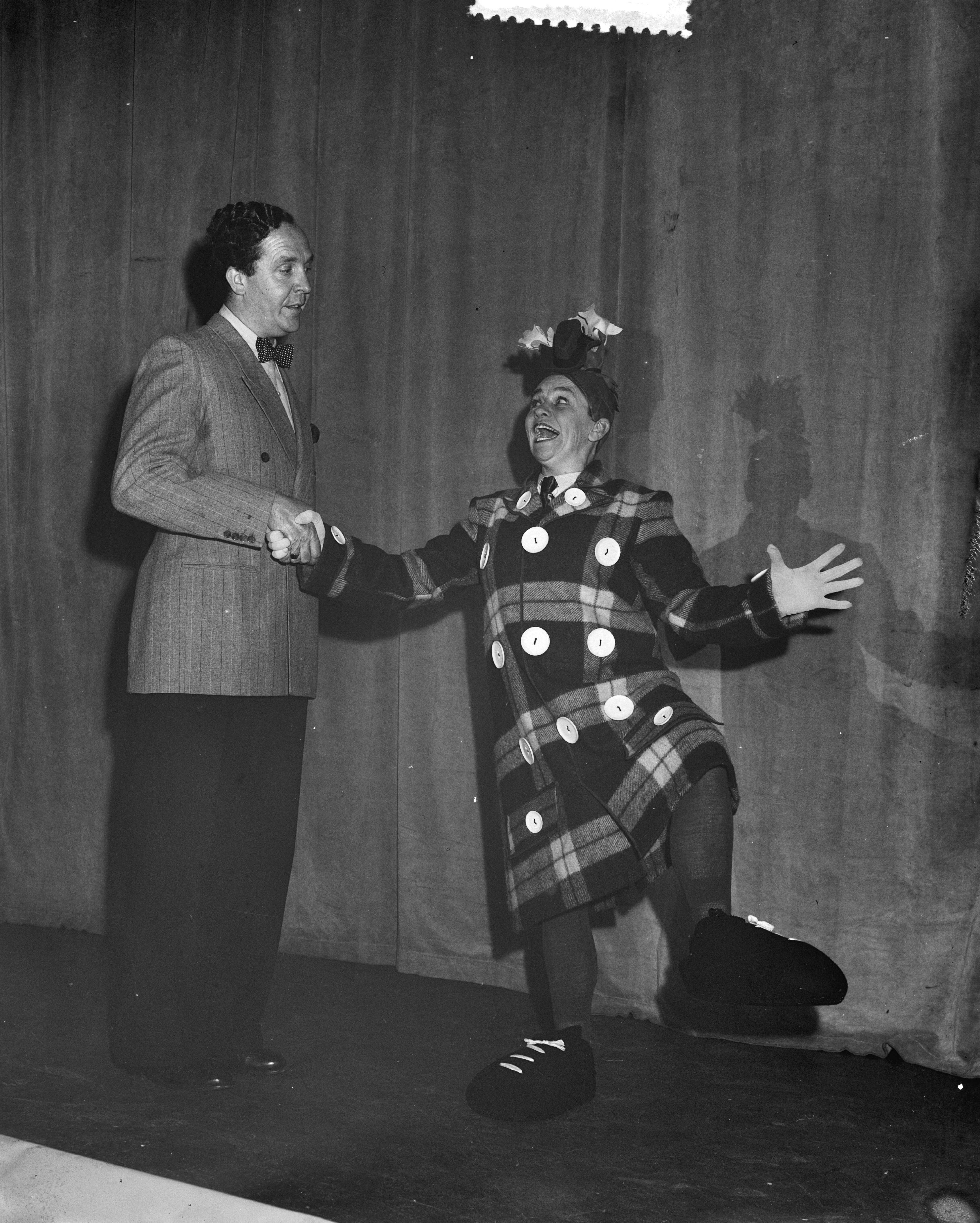 Fotocollectie Anefo — Wim Kans cabaretvoorstelling "Bilelonië" in Diligentia te Den Haag. Wim Kan en Corry Vonk — Foto: Consenheim, Wim / Anefo. Licentie: Set B: Rechtenvrij / Publiek Domein. Bron: Nationaal Archief. http://hdl.handle.net/10648/a8fdc9be-d0b4-102d-bcf8-003048976d84