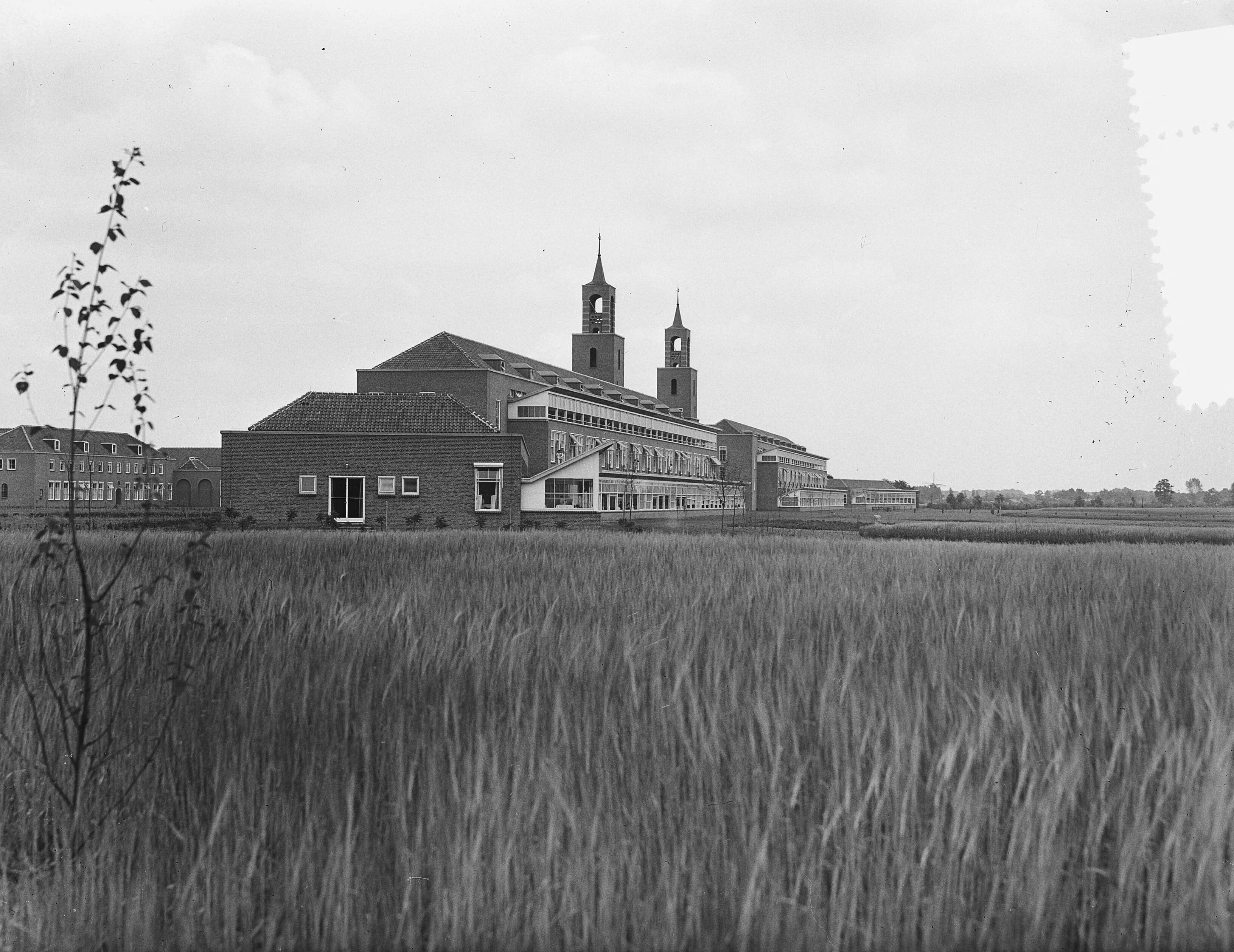 Fotocollectie Anefo — Het sanatorium "Klokkenberg" in Breda dat op 7 juli door koningin Juliana zal worden geopend — Foto: Bilsen, Joop van / Anefo. Licentie: Set B: Rechtenvrij / Publiek Domein. Bron: Nationaal Archief. http://hdl.handle.net/10648/a9241196-d0b4-102d-bcf8-003048976d84