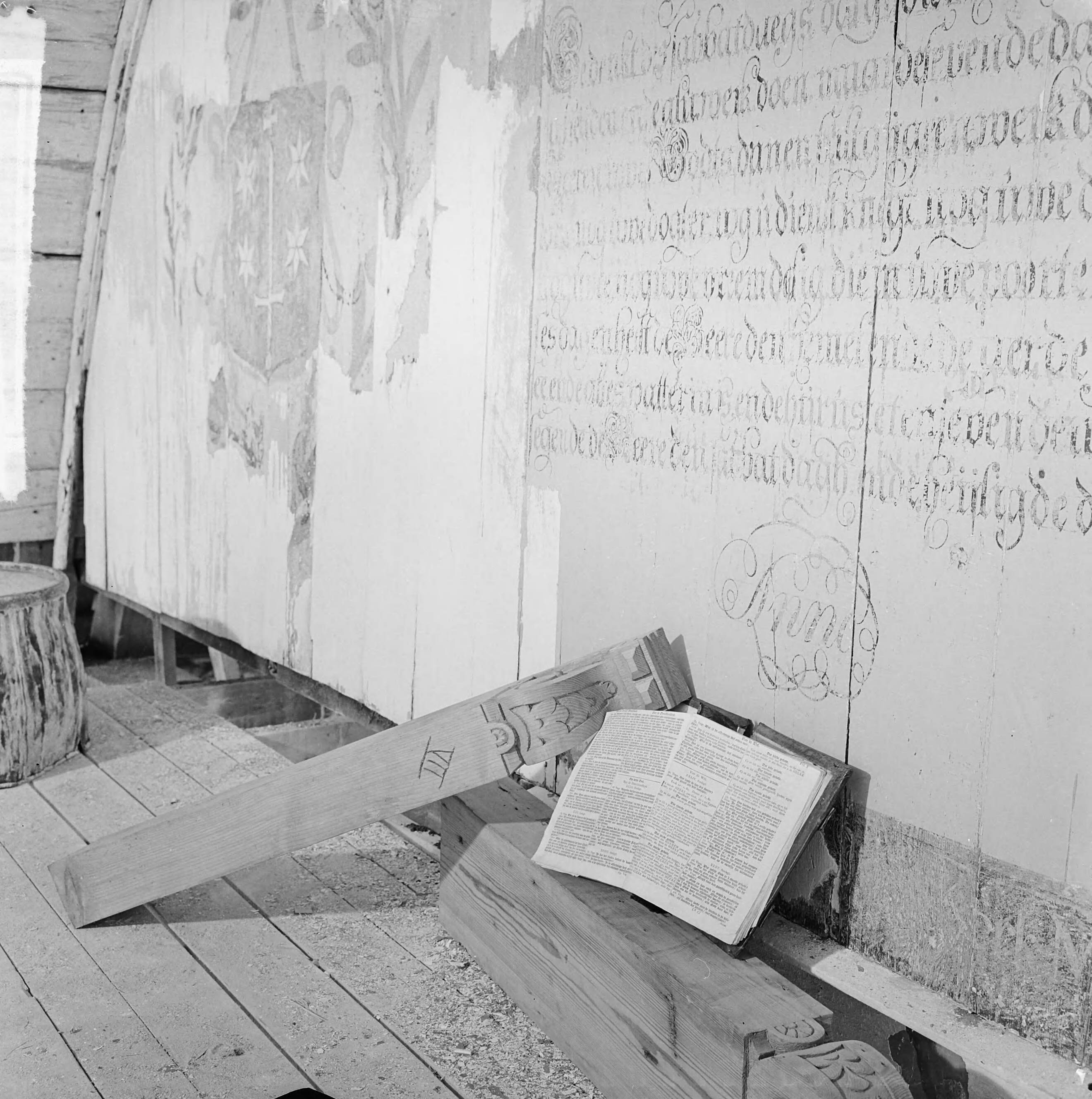 Fotocollectie Anefo — Restauratie Nederlands-Hervormde kerk te Krommenie, een stuk van de tekst met daaronder de zeer oude kerkbijbel — Foto: Wieleck, […] / Anefo. Licentie: Set B: Rechtenvrij / Publiek Domein. Bron: Nationaal Archief. http://hdl.handle.net/10648/aaa05502-d0b4-102d-bcf8-003048976d84