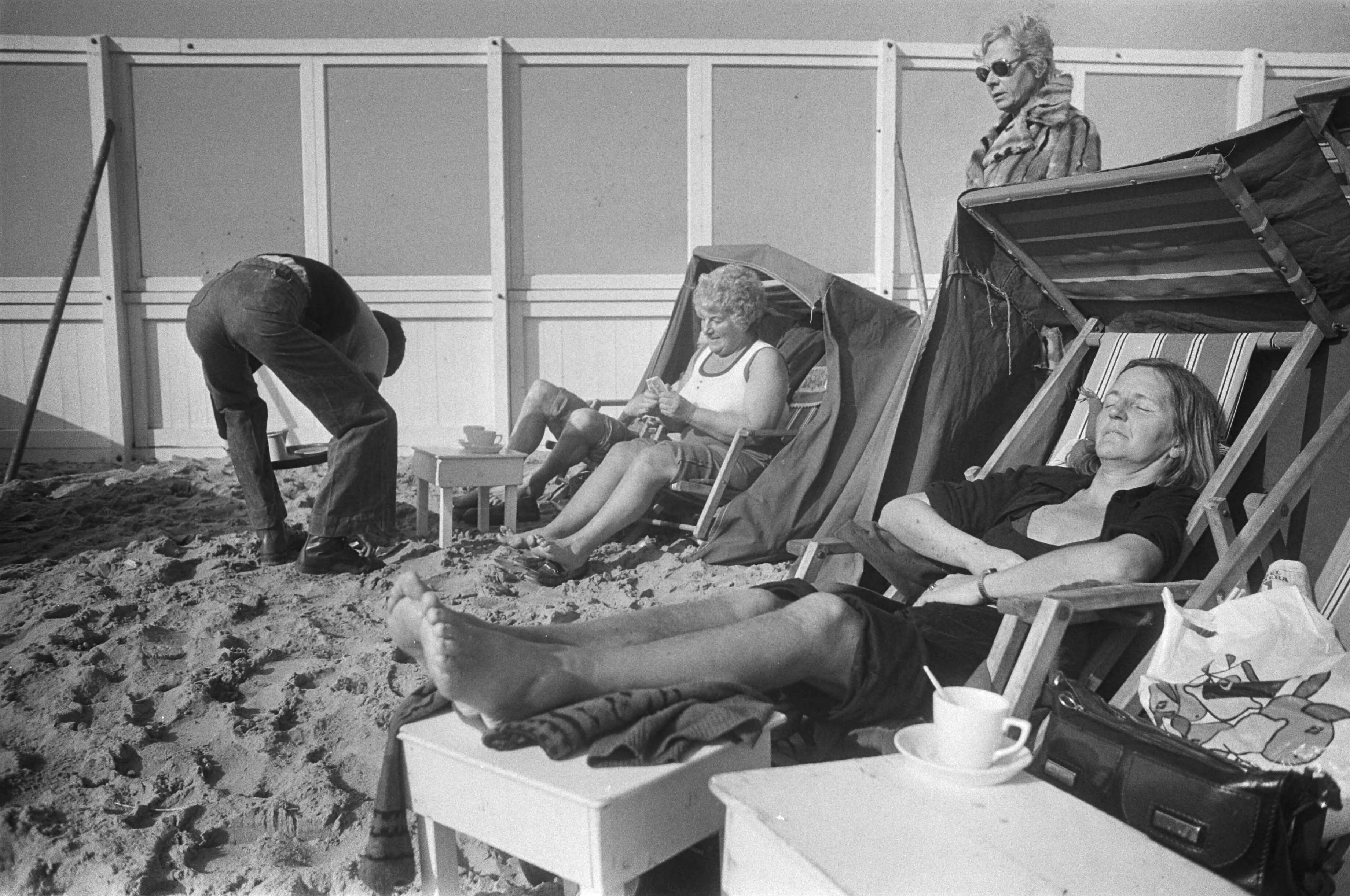 Fotocollectie Anefo — Eerste zonnebaders in Zandvoort — Foto: Peters, Hans / Anefo. Licentie: Set B: Rechtenvrij / Publiek Domein. Bron: Nationaal Archief. http://hdl.handle.net/10648/ac7e5432-d0b4-102d-bcf8-003048976d84