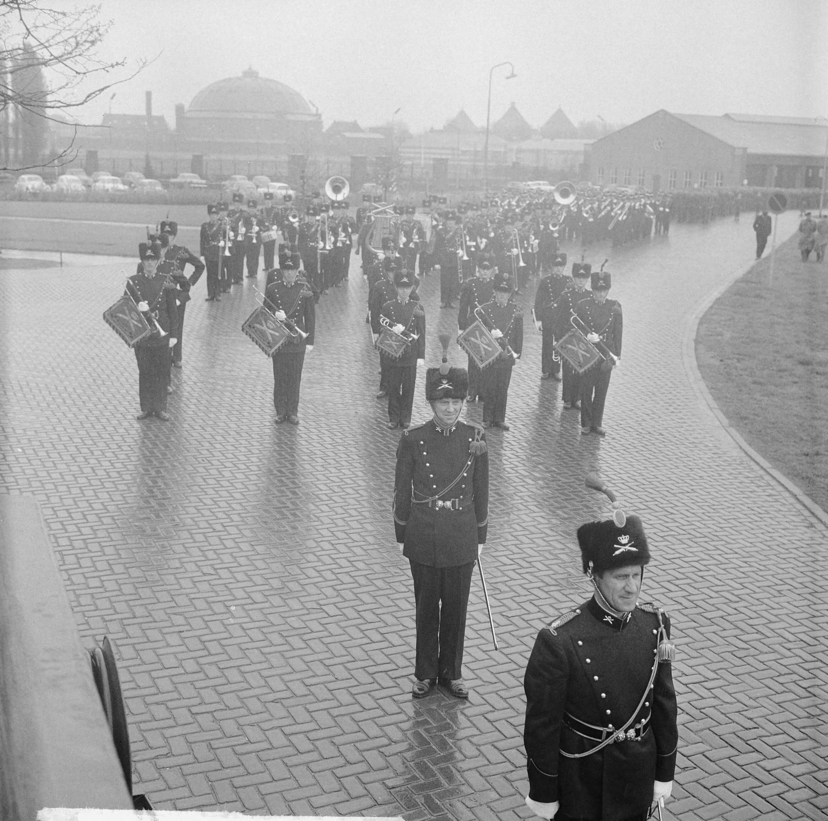 Fotocollectie Anefo — In de Chassé kazerne te Breda is het Artillerie Trompetterkorps officieel geïnstalleerd als fanfarekorps der Artillerie, door staatssecretaris J.C.E. Haex — Foto: Koch, Eric / Anefo. Licentie: Set B: Rechtenvrij / Publiek Domein. Bron: Nationaal Archief. http://hdl.handle.net/10648/aa67a180-d0b4-102d-bcf8-003048976d84