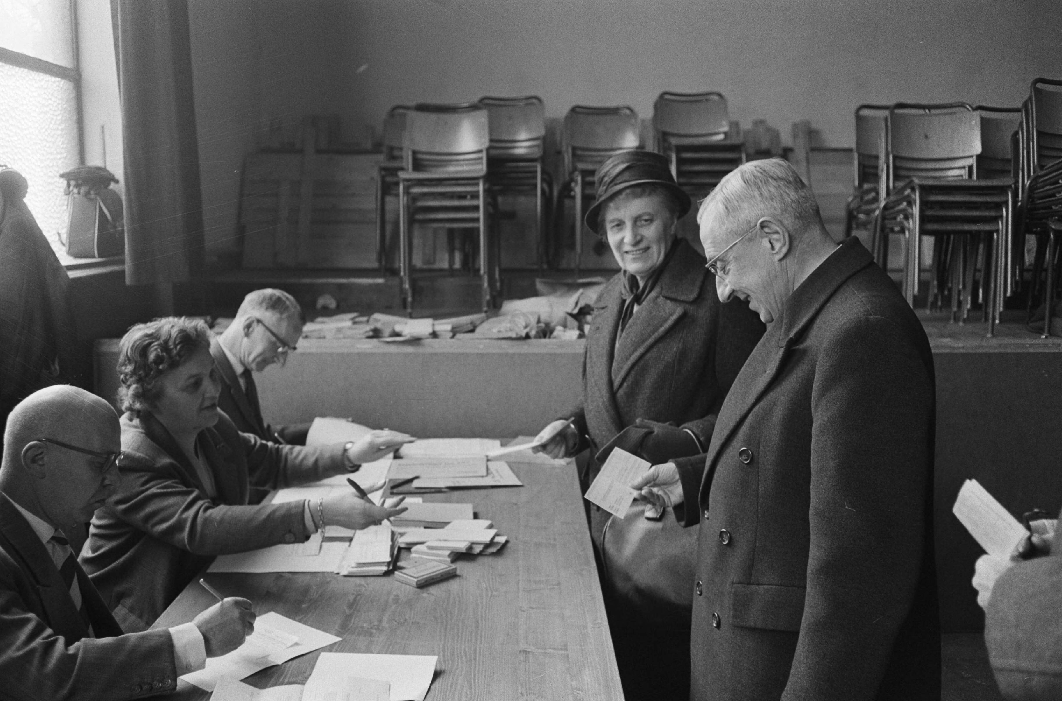Fotocollectie Anefo — Provinciale Statenverkiezingen. Minister-president prof. dr. J.E. de Quay stemt in Den Haag — Foto: Pot, Harry / Anefo. Licentie: Set B: Rechtenvrij / Publiek Domein. Bron: Nationaal Archief. http://hdl.handle.net/10648/a9ff7ad8-d0b4-102d-bcf8-003048976d84