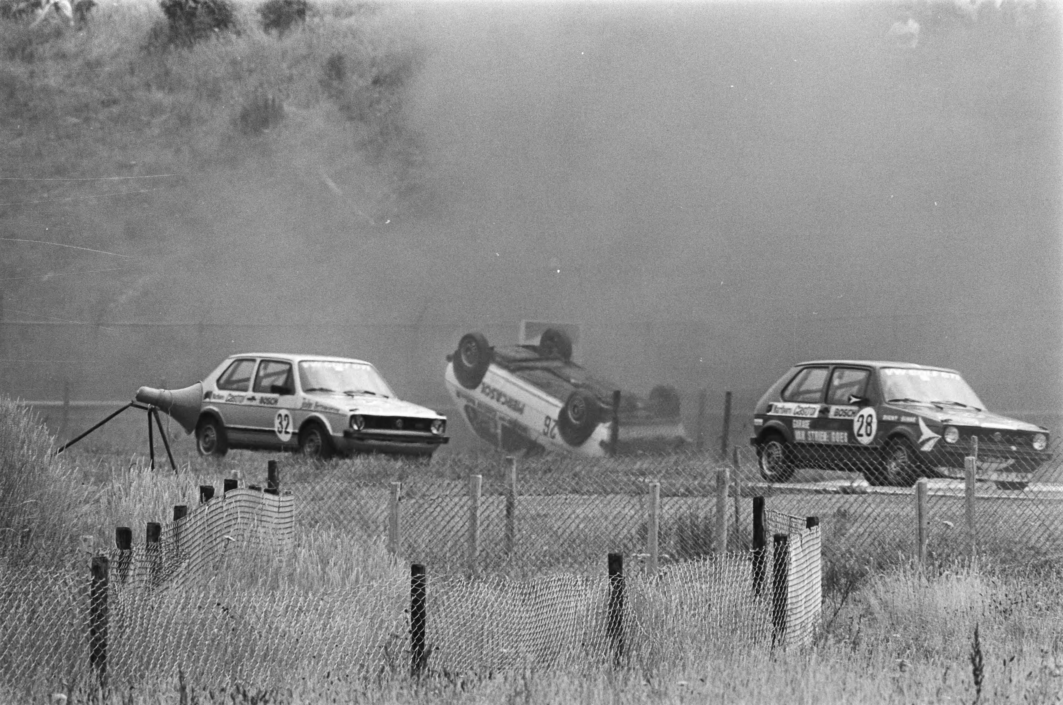 Fotocollectie Anefo — Internationale autoraces Zandvoort; VW Golf GTI, Van Putten (26) over de kop, gepasseerd door Vermeeren (32) en Sinke (38) langs rijden — Foto: Suyk, Koen / Anefo. Licentie: Set B: Rechtenvrij / Publiek Domein. Bron: Nationaal Archief. http://hdl.handle.net/10648/ac9f9a2a-d0b4-102d-bcf8-003048976d84