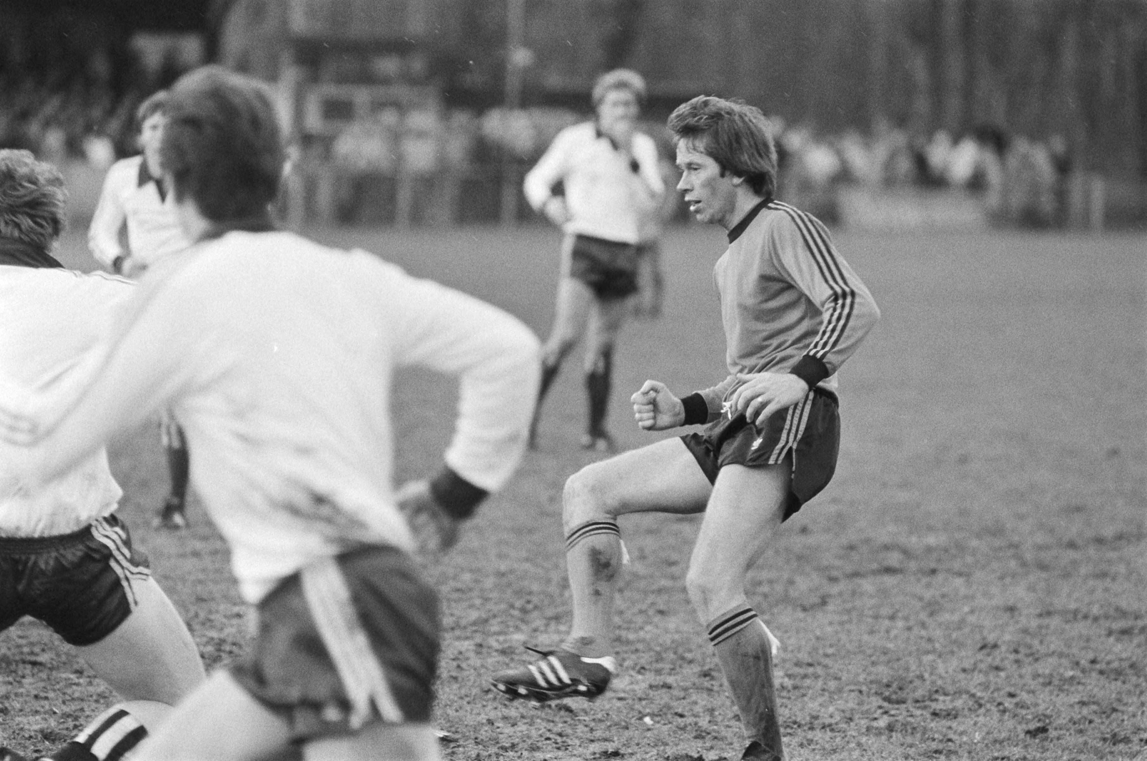 Fotocollectie Anefo — Nieuwjaarswedstrijd Koninklijke HFC oud internationals in Haarlem; G. Mühren in aktie — Foto: Suyk, Koen / Anefo. Licentie: Set B: Rechtenvrij / Publiek Domein. Bron: Nationaal Archief. http://hdl.handle.net/10648/acd74d80-d0b4-102d-bcf8-003048976d84