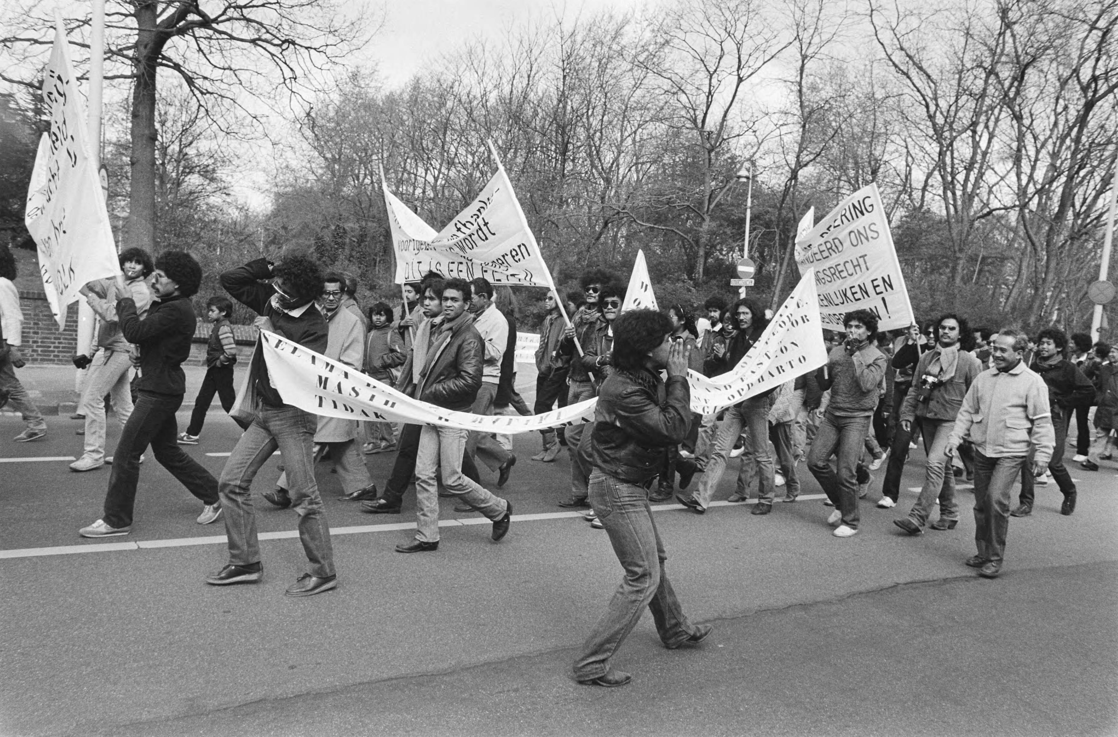 Fotocollectie Anefo — Demonstratie voor de herdenking van uitroepen van de Republiek der Zuid Molukken in Den Haag. De demonstratie langs verschillende ambassades — Foto: Bogaerts, Rob / Anefo. Licentie: Set B: Rechtenvrij / Publiek Domein. Bron: Nationaal Archief. http://hdl.handle.net/10648/ad15e130-d0b4-102d-bcf8-003048976d84