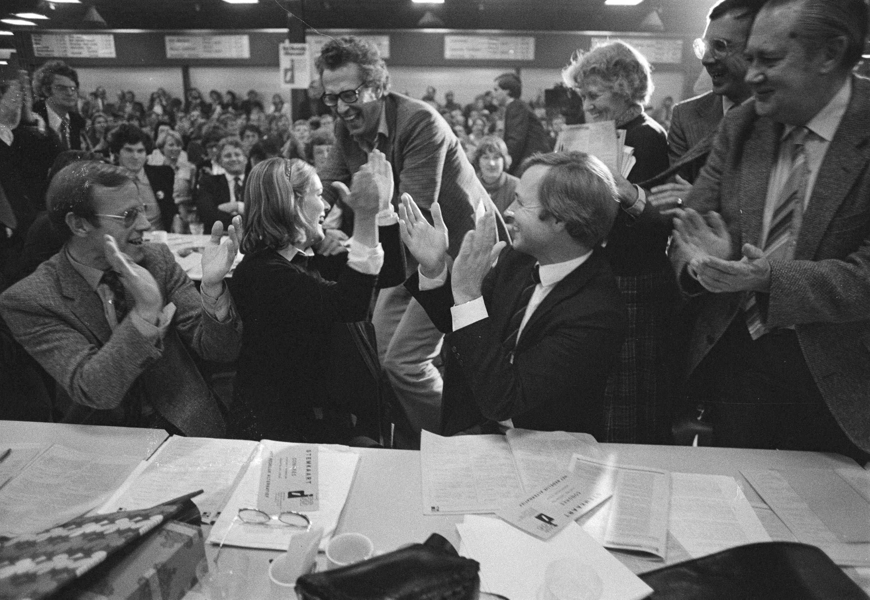 Fotocollectie Anefo — Congres D66 in Utrecht, nummer 8a Terlouw feliciteert Bischoff — Foto: Croes, Rob C. / Anefo. Licentie: Set B: Rechtenvrij / Publiek Domein. Bron: Nationaal Archief. http://hdl.handle.net/10648/acecb8a0-d0b4-102d-bcf8-003048976d84