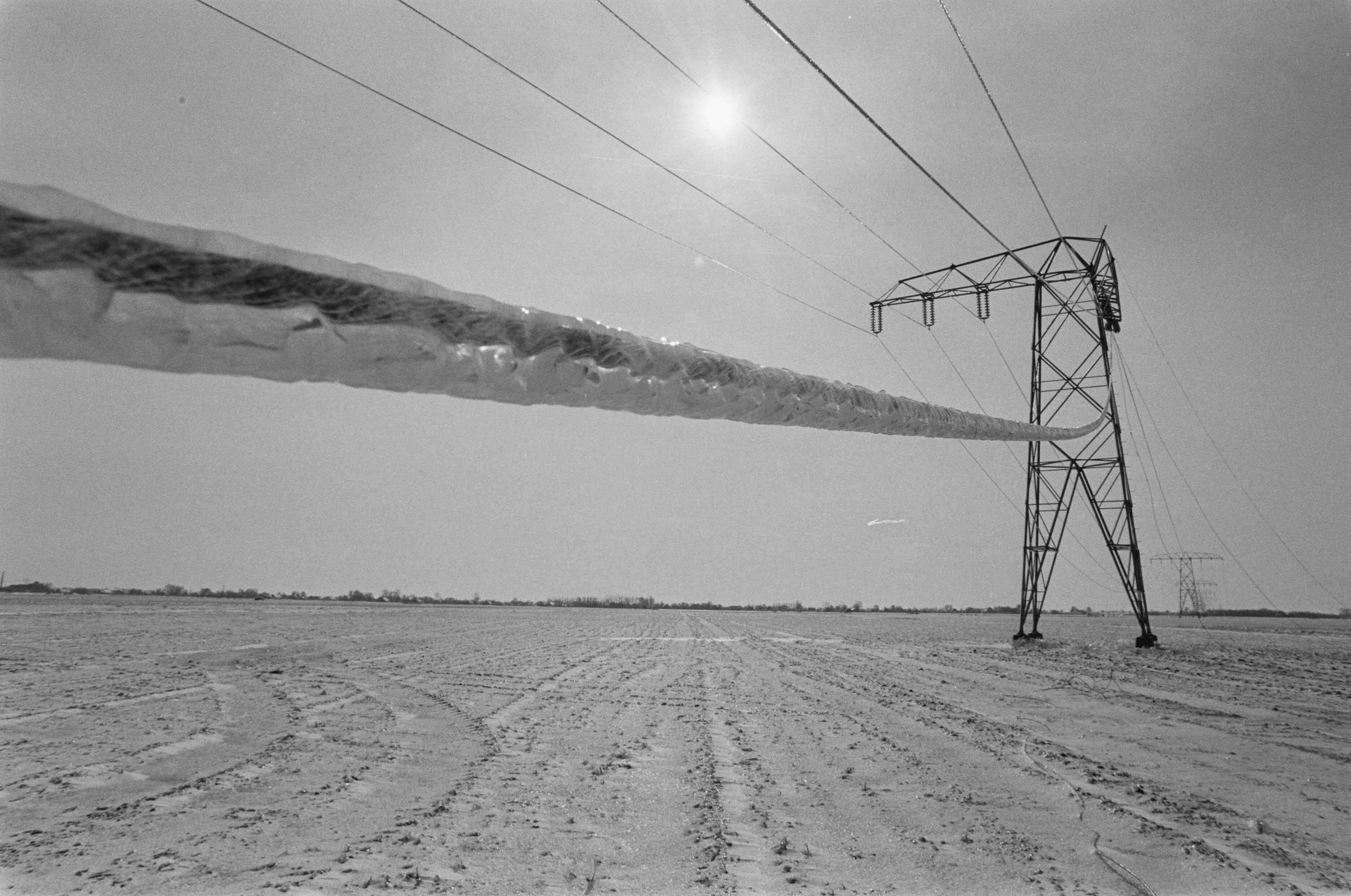 Fotocollectie Anefo — Overlast door ijzel in noorden van het land; beijzelde hoogspanningskabel bij Veendam — Foto: Bogaerts, Rob / Anefo. Licentie: Set B: Rechtenvrij / Publiek Domein. Bron: Nationaal Archief. http://hdl.handle.net/10648/ad5d7b76-d0b4-102d-bcf8-003048976d84
