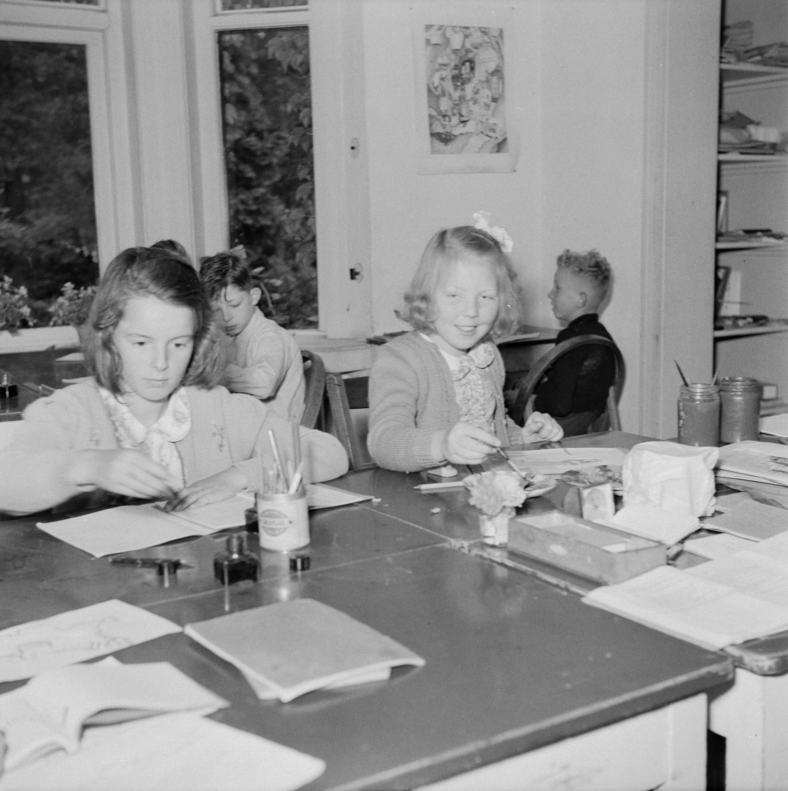 Prinses Beatrix en prinses Irene op de Werkplaats Kindergemeenschap van Kees Boeke te Bilthoven — Prinses Beatrix en andere leerlingen aan het waterverven — Foto: Poll, Willem van de. Licentie: Set B: Rechtenvrij / Publiek Domein. Bron: Nationaal Archief. http://hdl.handle.net/10648/aee825fe-d0b4-102d-bcf8-003048976d84