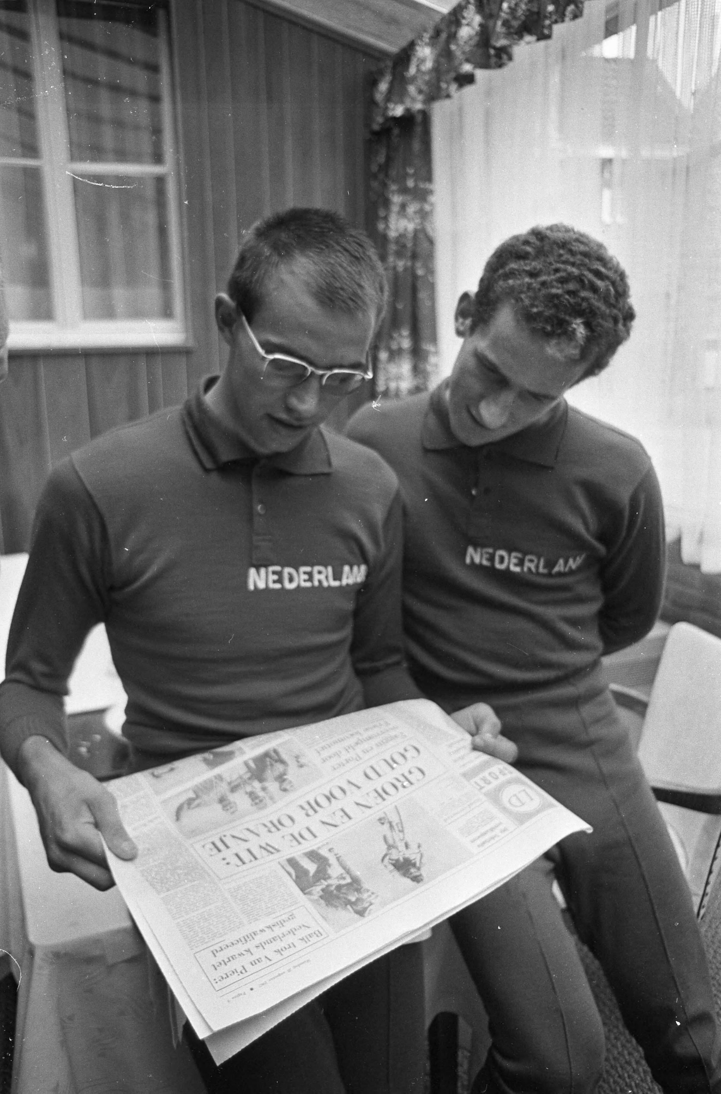 Fotocollectie Anefo — Voorbereidingen WK op de weg in Heerlen (Nuth). Gert Bongers en Rini Wagtmans lezen het sportnieuws — Foto: Nijs, Jac. de / Anefo. Licentie: Set B: Rechtenvrij / Publiek Domein. Bron: Nationaal Archief. http://hdl.handle.net/10648/ab24f550-d0b4-102d-bcf8-003048976d84