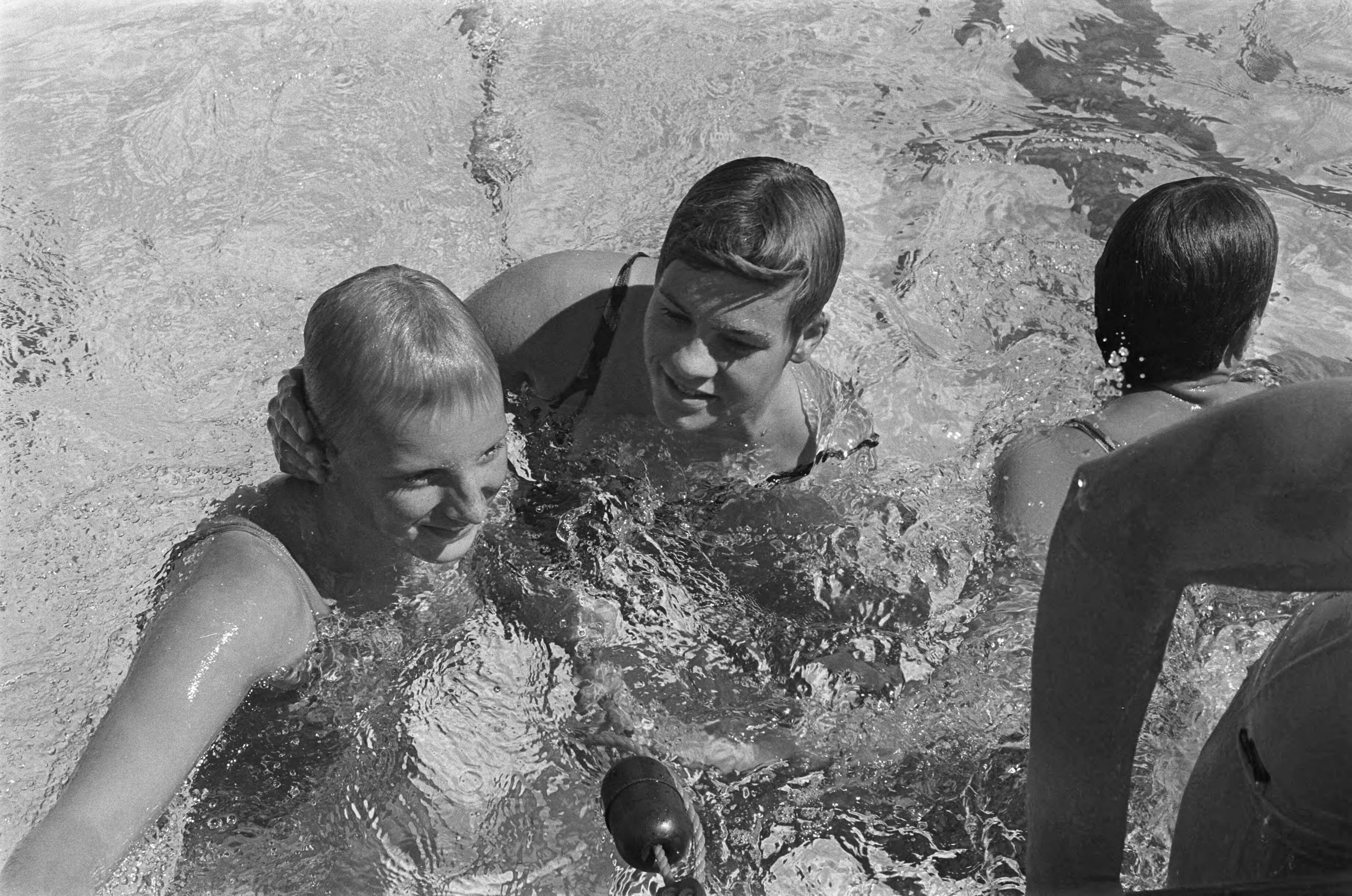 Fotocollectie Anefo — Nationale kampioenschappen zwemmen te Leeuwarden — Foto: Verhoeff, Bert / Anefo. Licentie: Set B: Rechtenvrij / Publiek Domein. Bron: Nationaal Archief. http://hdl.handle.net/10648/ab9d390c-d0b4-102d-bcf8-003048976d84