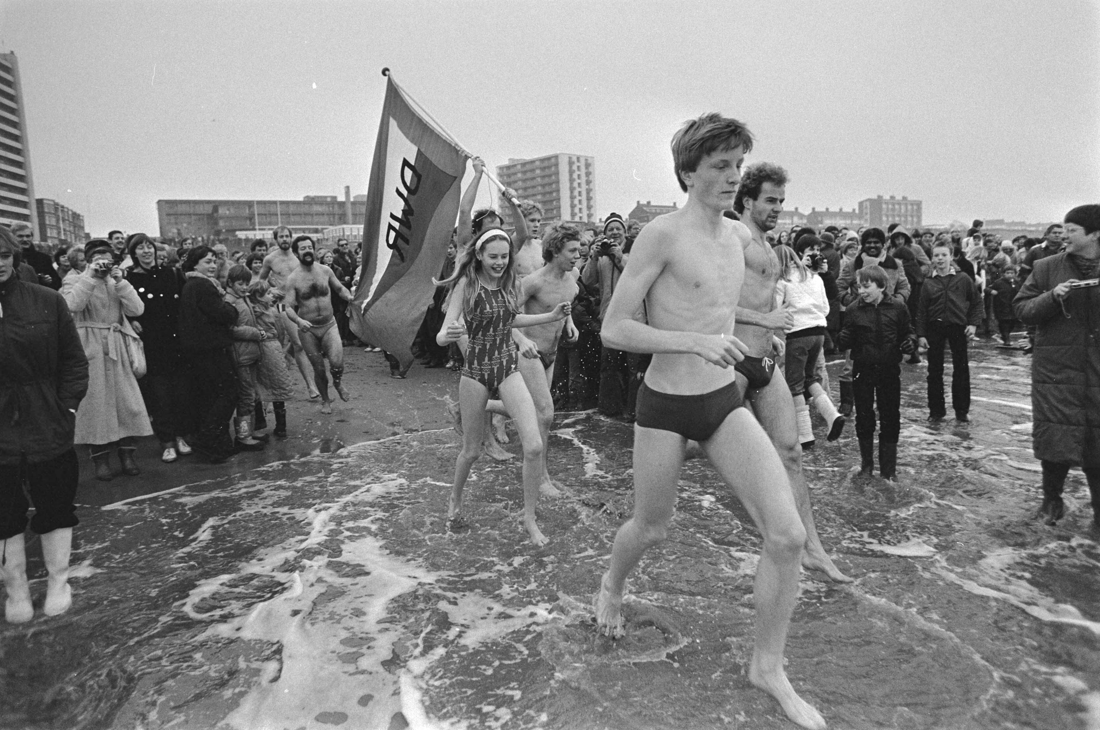 Fotocollectie Anefo — Traditionele nieuwjaarsduik in zee bij Zandvoort — Foto: Croes, Rob C. / Anefo. Licentie: Set B: Rechtenvrij / Publiek Domein. Bron: Nationaal Archief. http://hdl.handle.net/10648/ad0c8176-d0b4-102d-bcf8-003048976d84