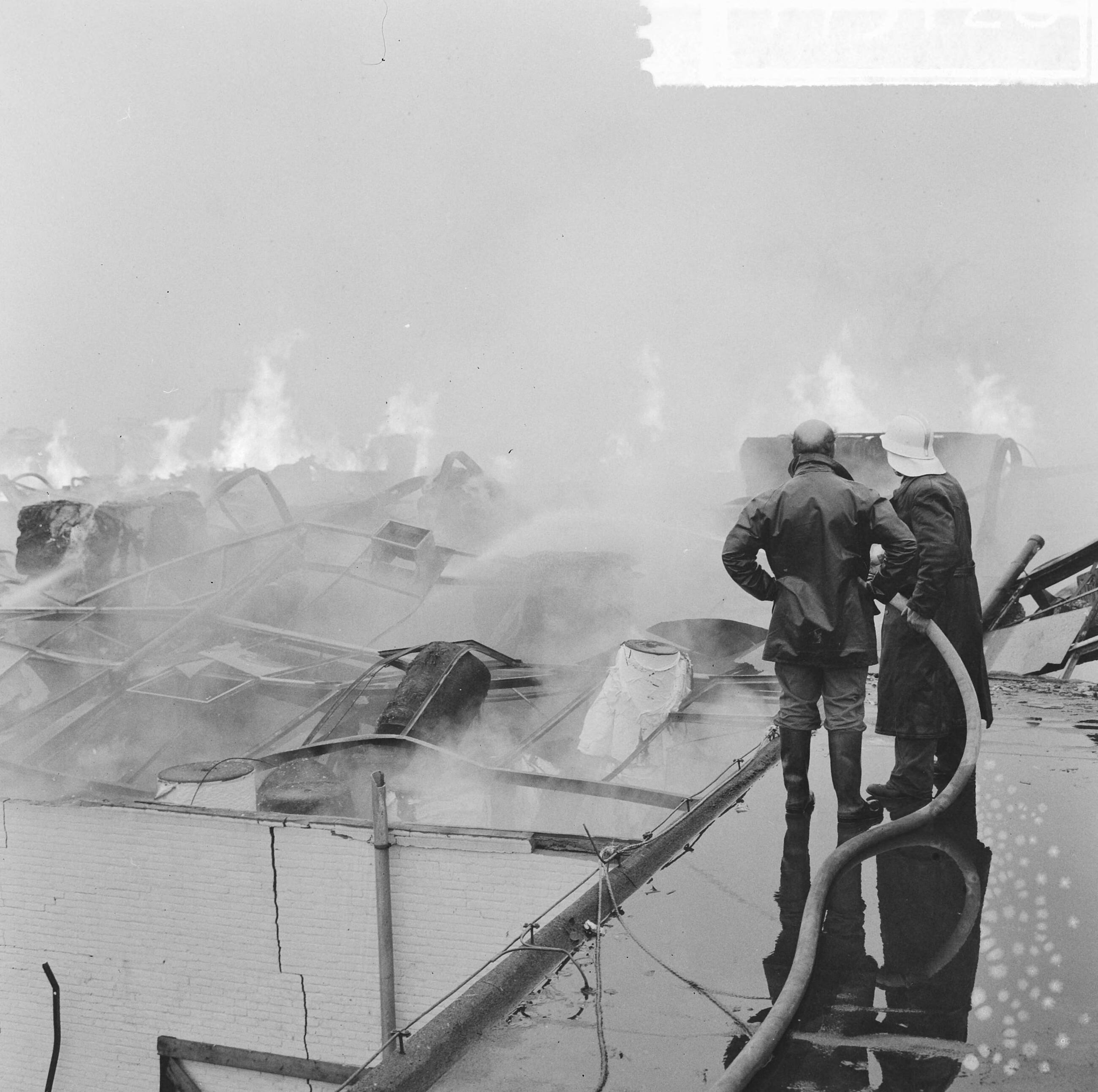 Fotocollectie Anefo — Brand in golfkartonfabriek Van Meurs te Bussum, brandweer aan het blussen — Foto: Nijs, Jac. de / Anefo. Licentie: Set B: Rechtenvrij / Publiek Domein. Bron: Nationaal Archief. http://hdl.handle.net/10648/aa8c7a82-d0b4-102d-bcf8-003048976d84