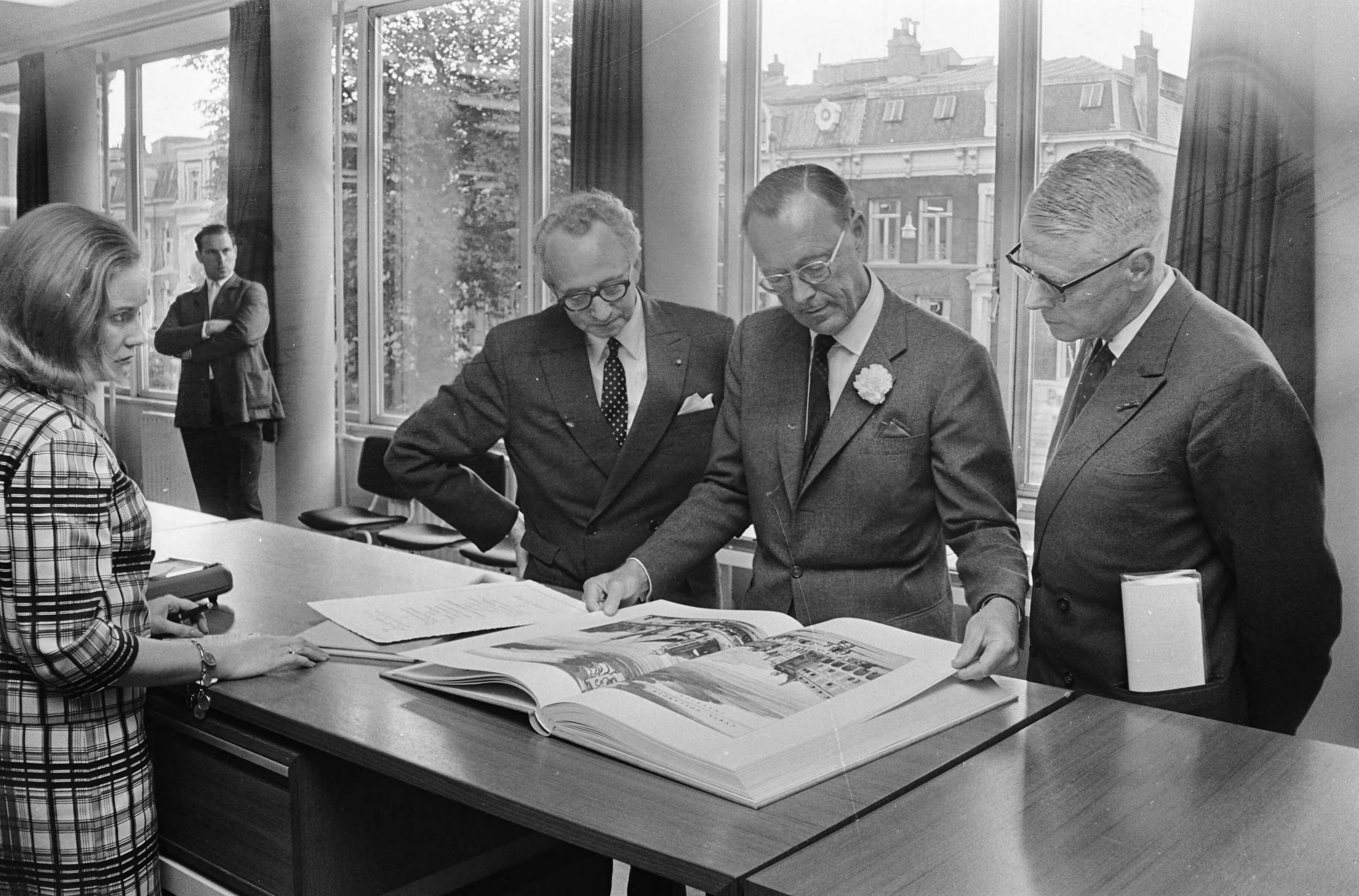 Prins Bernhard opent de nieuwe bibliotheek van de Economische Voorlichtingsdienst te Den Haag — EVD|Bernhard (prins Nederland)|Den Haag|Zuid-Holland|bibliotheken |openingen |ministeries |voorlichting — Foto: Fotograaf Onbekend / Anefo. Licentie: Set B: Rechtenvrij / Publiek Domein. Bron: Nationaal Archief. http://hdl.handle.net/10648/ab1bdcae-d0b4-102d-bcf8-003048976d84
