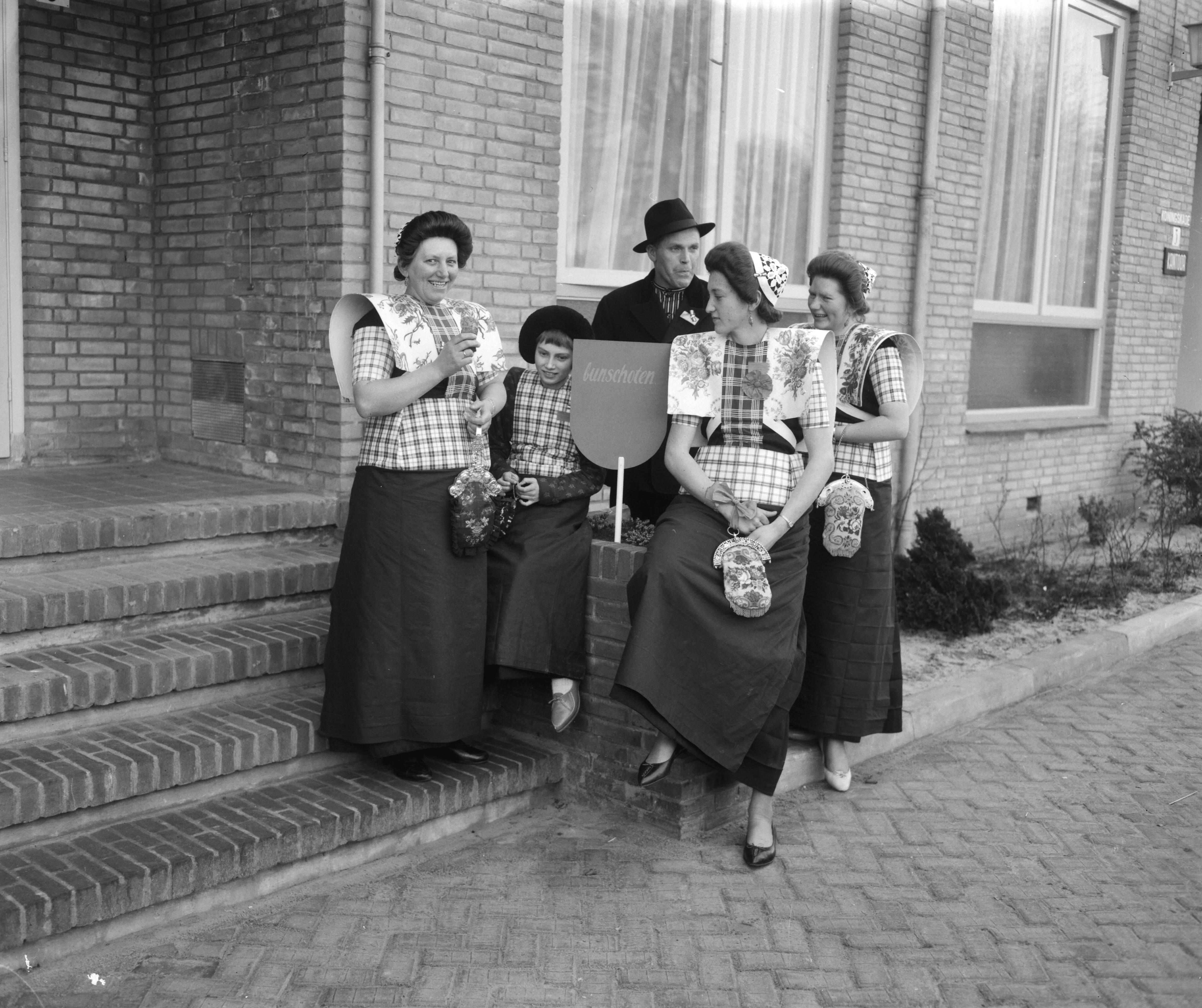 Fotocollectie Anefo — Aankomst delegaties bij de Dierentuin in Den Haag voor huldeblijk koningin Juliana. Delegatie uit Bunschoten — Foto: Behrens, Herbert F. / Anefo. Licentie: Set B: Rechtenvrij / Publiek Domein. Bron: Nationaal Archief. http://hdl.handle.net/10648/a9cbbdd8-d0b4-102d-bcf8-003048976d84