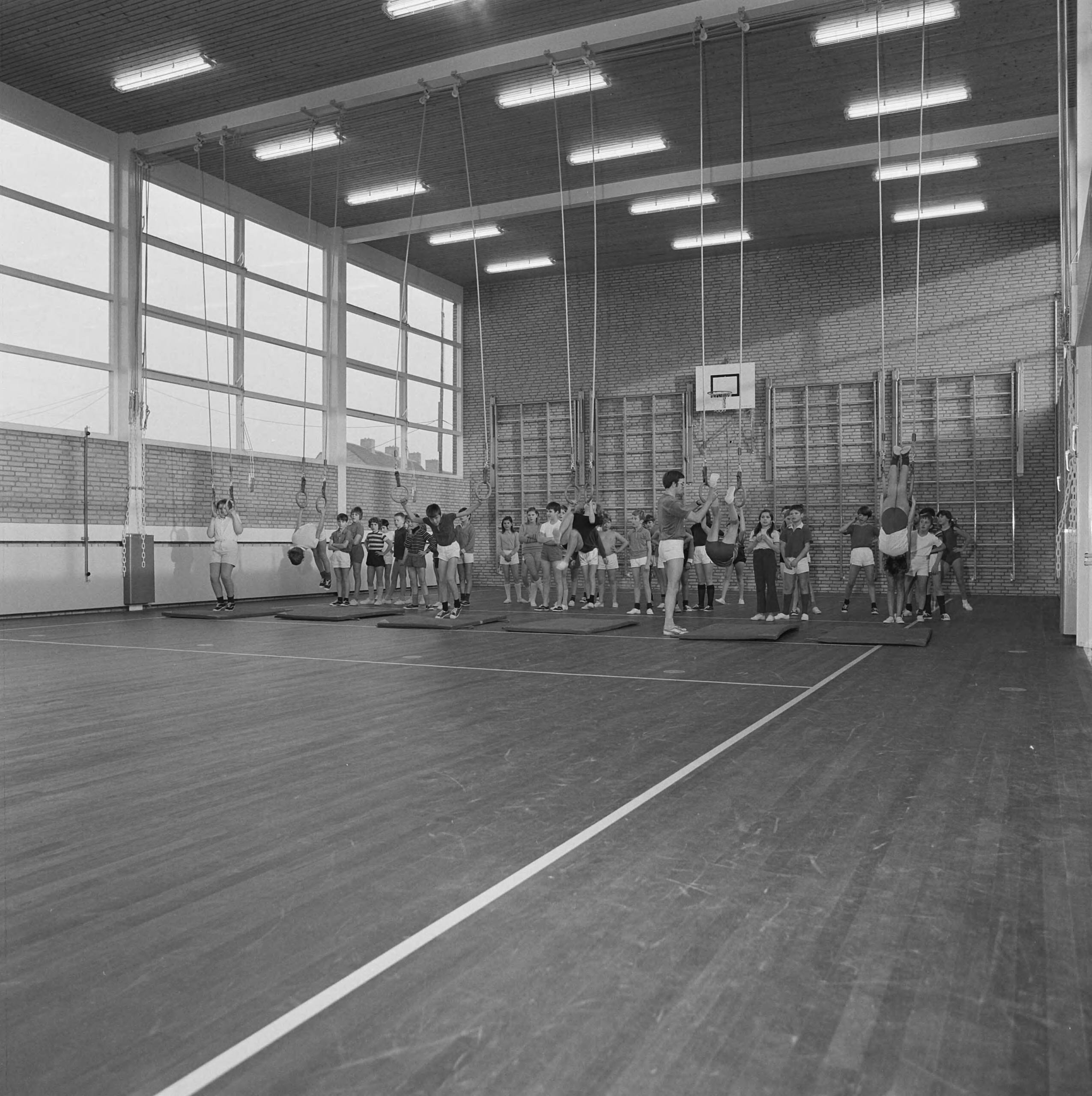 Fotocollectie Nederlandse Heidemaatschappij — Amstenrade. Gymzaal project Sleutelbouw bv — Foto: Fotograaf Onbekend / Heidemij. Licentie: Set B: Rechtenvrij / Publiek Domein. Bron: Nationaal Archief. http://hdl.handle.net/10648/ae840722-d0b4-102d-bcf8-003048976d84