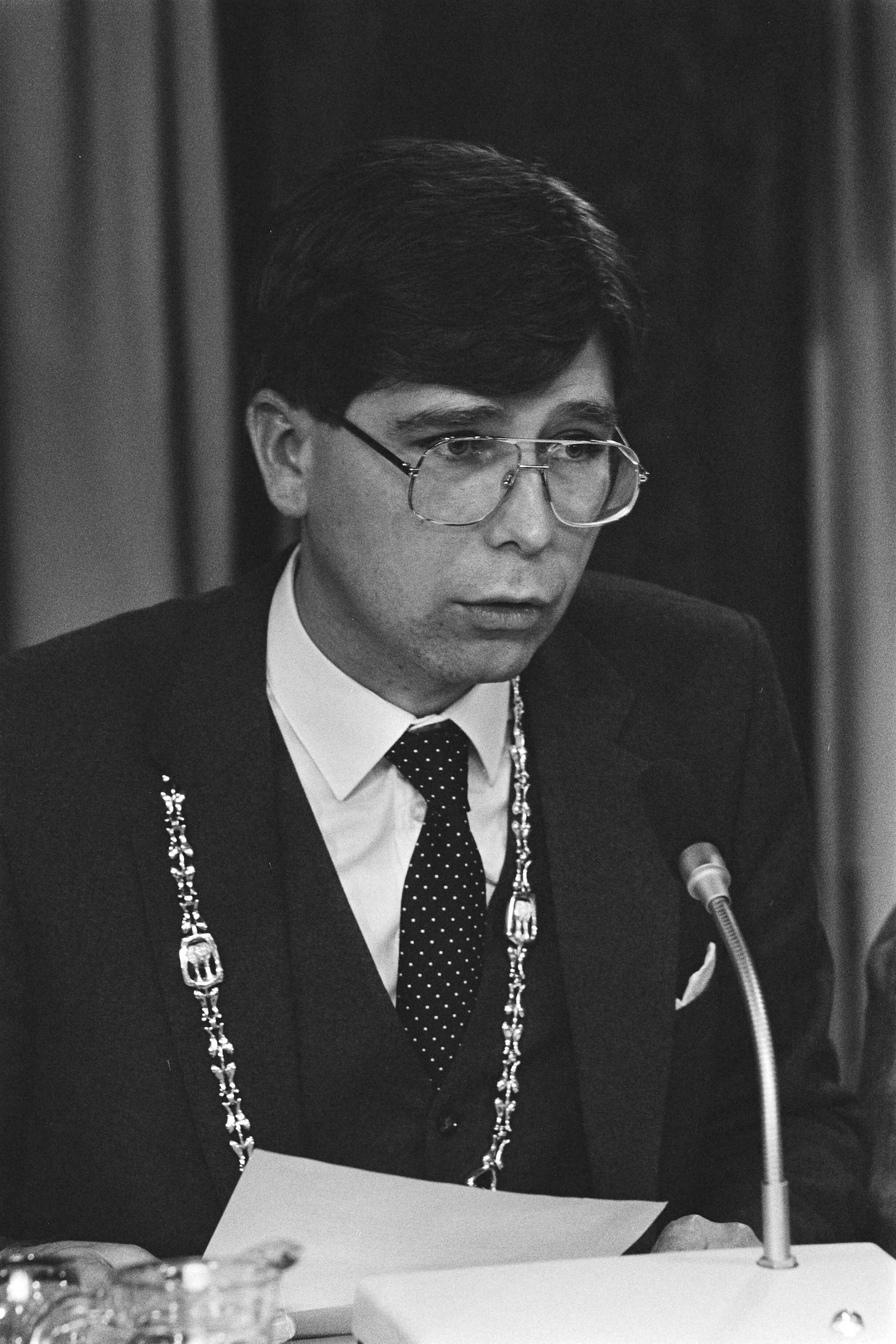 Fotocollectie Anefo — Installatie burgemeester en gemeenteraden Almere en Zeewolde burgemeester Bruins Slot (Zeewolde) — Foto: Croes, Rob C. / Anefo. Licentie: Set B: Rechtenvrij / Publiek Domein. Bron: Nationaal Archief. http://hdl.handle.net/10648/ad32d42a-d0b4-102d-bcf8-003048976d84
