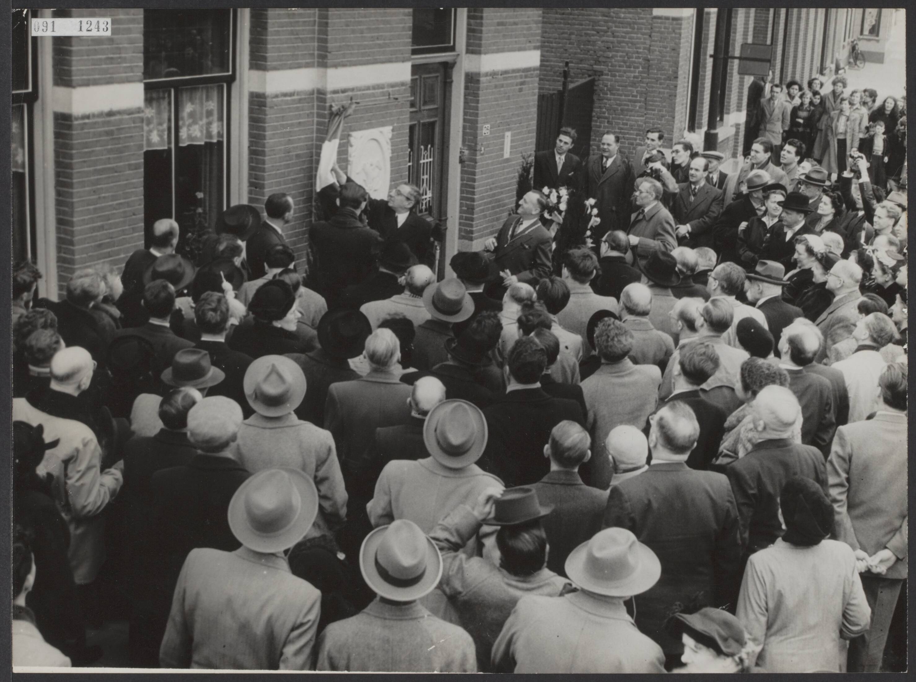 Fotocollectie Elsevier Binnenland — Op de plaats waar het geboortehuis van Van Gogh heeft gestaan (de pastorie te Zundert) werd door de Commissaris der Koningin in Noord-Brabant prof. dr. J.E. de Quay een gedenksteen onthuld t.g.v. de herdenking van de 100ste geboortedag van Vincent van Gogh — Foto: Fotograaf Onbekend / Anefo. Licentie: Set B: Rechtenvrij / Publiek Domein. Bron: Nationaal Archief. http://hdl.handle.net/10648/ae2258b0-d0b4-102d-bcf8-003048976d84