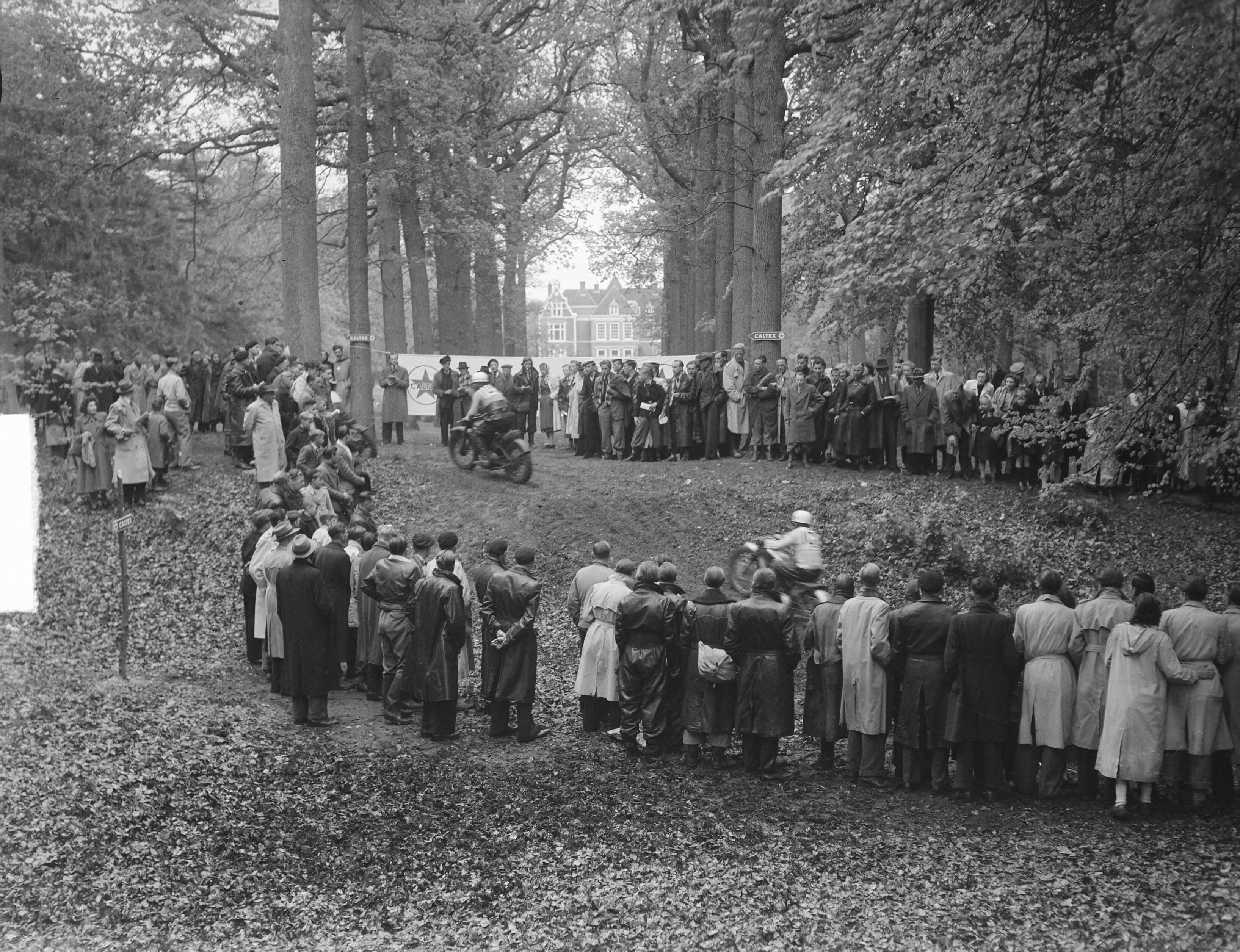 Internationaal motorraces voor terreinrijders op Duinrell (Wassenaar) — Foto: Nijs, Jac. de / Anefo. — Licentie: Set B: Rechtenvrij / Publiek Domein. Bron: Nationaal Archief. http://hdl.handle.net/10648/a8d8aee0-d0b4-102d-bcf8-003048976d84