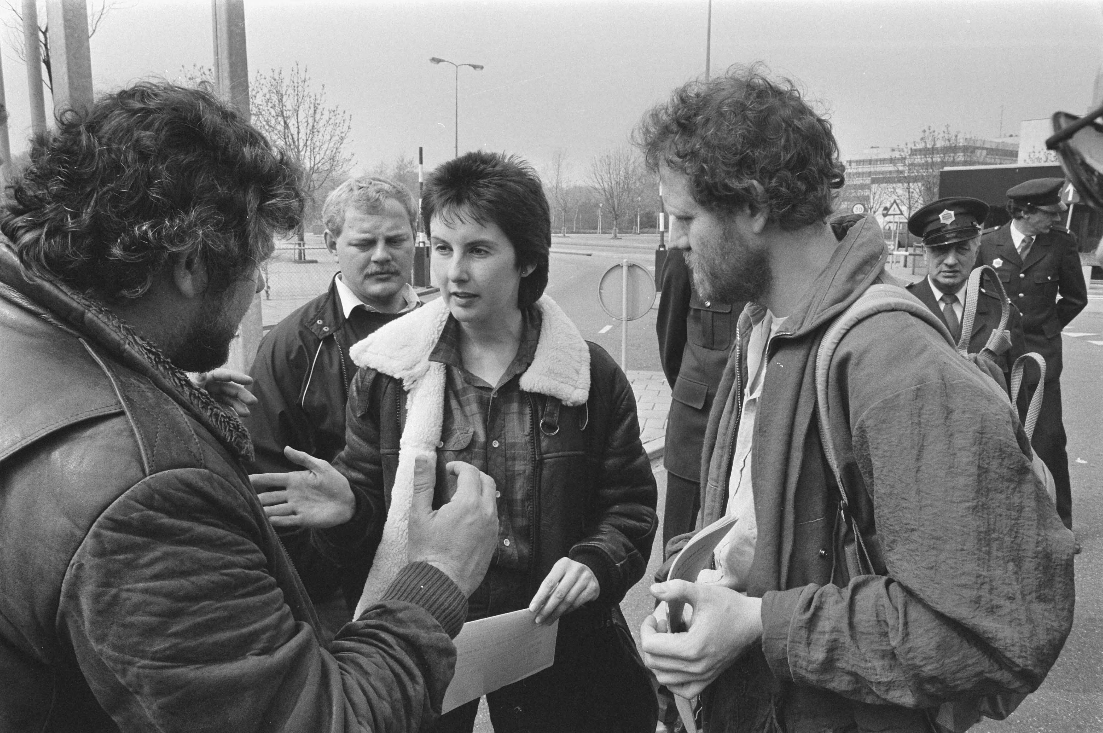 Fotocollectie Anefo — Staking omroeppersoneel tegen afwijzing omroep CAO; stakende omroepmedewerkers konden Journaal verslaggeefster Pauline Broekema aan de hekken van het NOS-complex niet overtuigen. Na een discussie werd zij doorgelaten — Foto: Croes, Rob C. / Anefo. Licentie: Set B: Rechtenvrij / Publiek Domein. Bron: Nationaal Archief. http://hdl.handle.net/10648/ad457dc8-d0b4-102d-bcf8-003048976d84