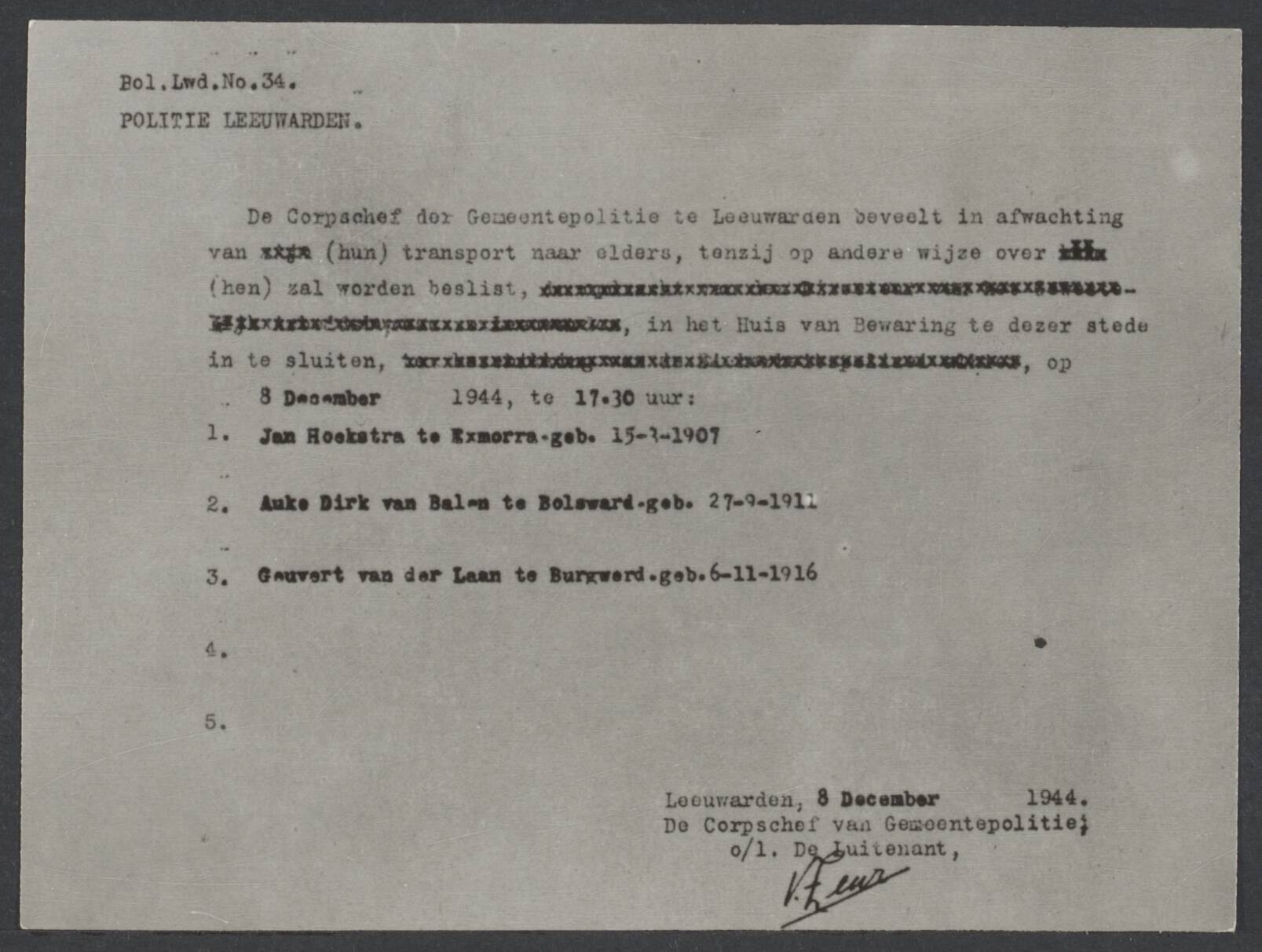 Ned. Illegaliteit per plaats — Vervalst uitsluitingsbevel waarmee een groep K.P.-ers de Leeuwarder gevangenis binnendrong en 51 mensen bevrijdde, 8 december 1944 — Foto: Onbekend / Publiek Domein of Rechtenvrij. Licentie: Set B: Rechtenvrij / Publiek Domein. Bron: Nationaal Archief. http://hdl.handle.net/10648/b708e695-c5c3-0394-70d1-dbf9e0a2b6dc