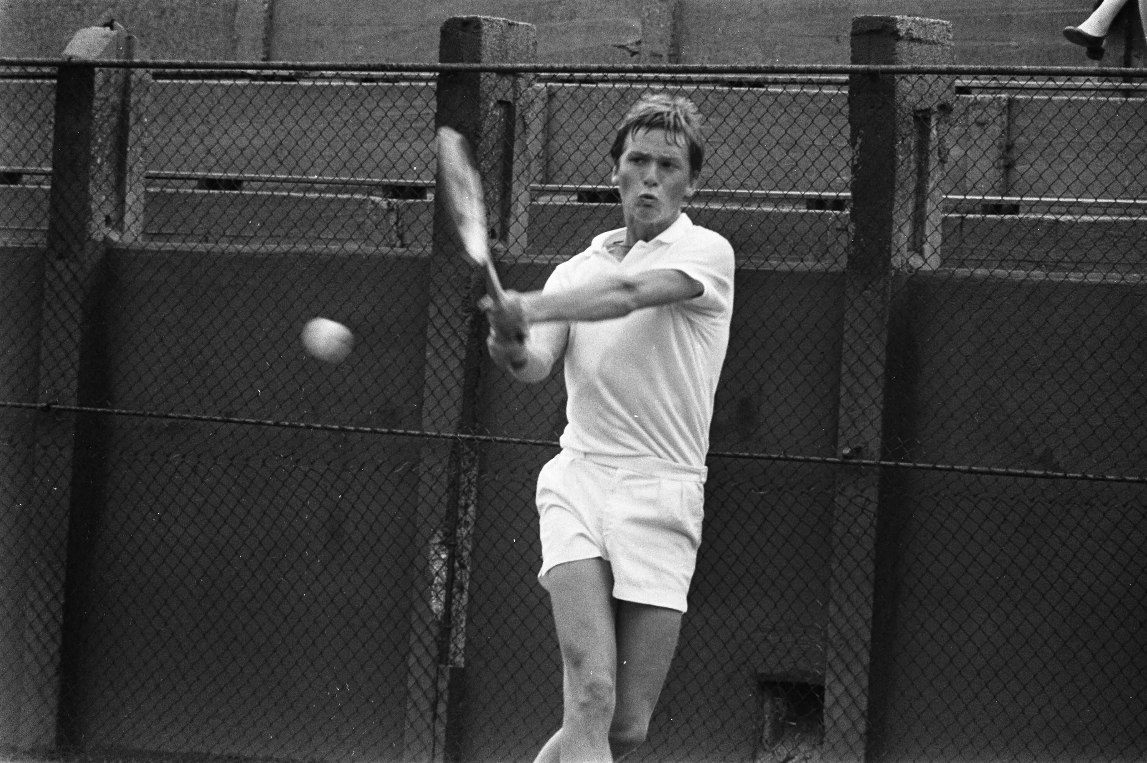 Fotocollectie Anefo — Nederlandse Tenniskampioenschappen te Scheveningen, K. Visscher in aktie — Foto: Mieremet, Rob / Anefo. Licentie: Set B: Rechtenvrij / Publiek Domein. Bron: Nationaal Archief. http://hdl.handle.net/10648/abf24d5c-d0b4-102d-bcf8-003048976d84