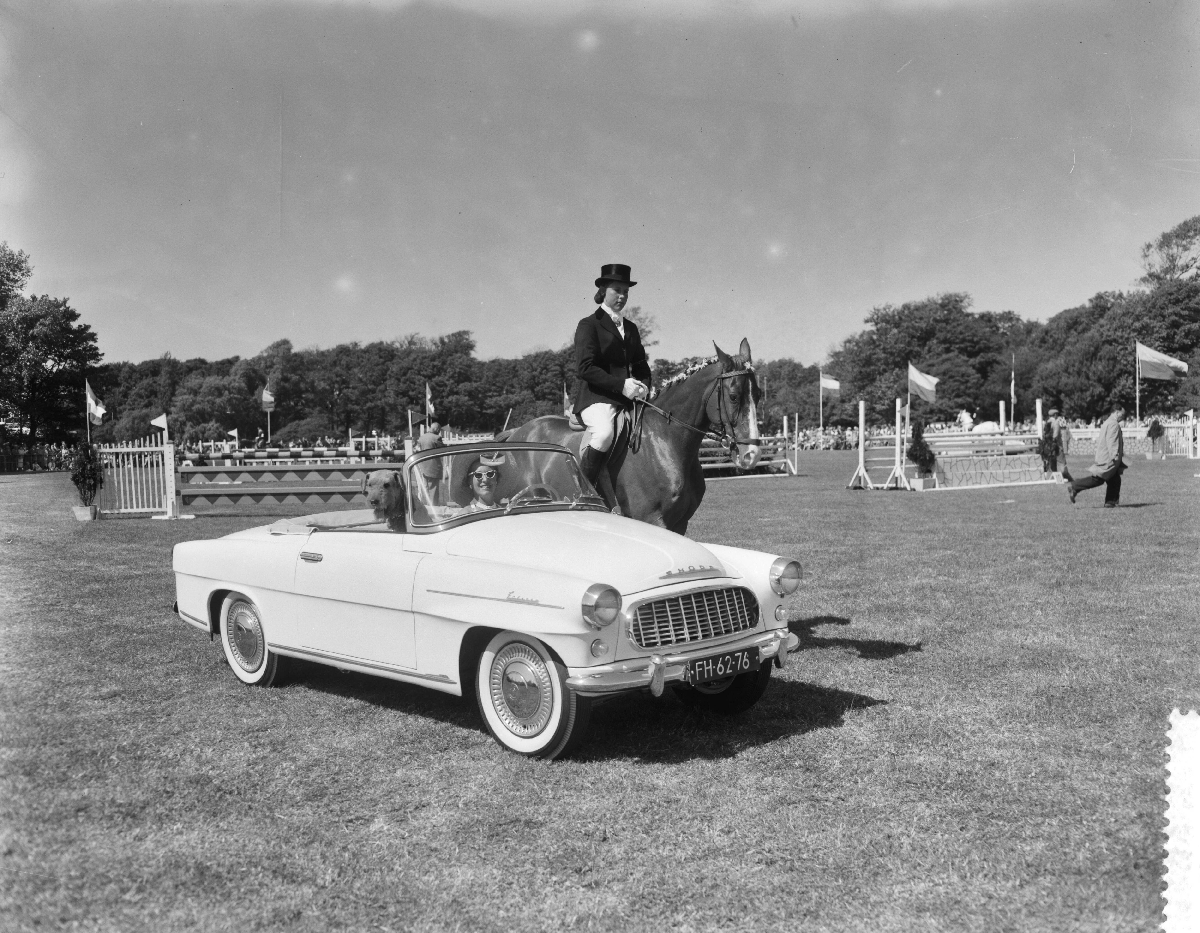 Fotocollectie Anefo — Selectiespringconcours voor het kampioenschap van Nederland in Den Haag — Foto: Behrens, Herbert F. / Anefo. Licentie: Set B: Rechtenvrij / Publiek Domein. Bron: Nationaal Archief. http://hdl.handle.net/10648/a996772c-d0b4-102d-bcf8-003048976d84
