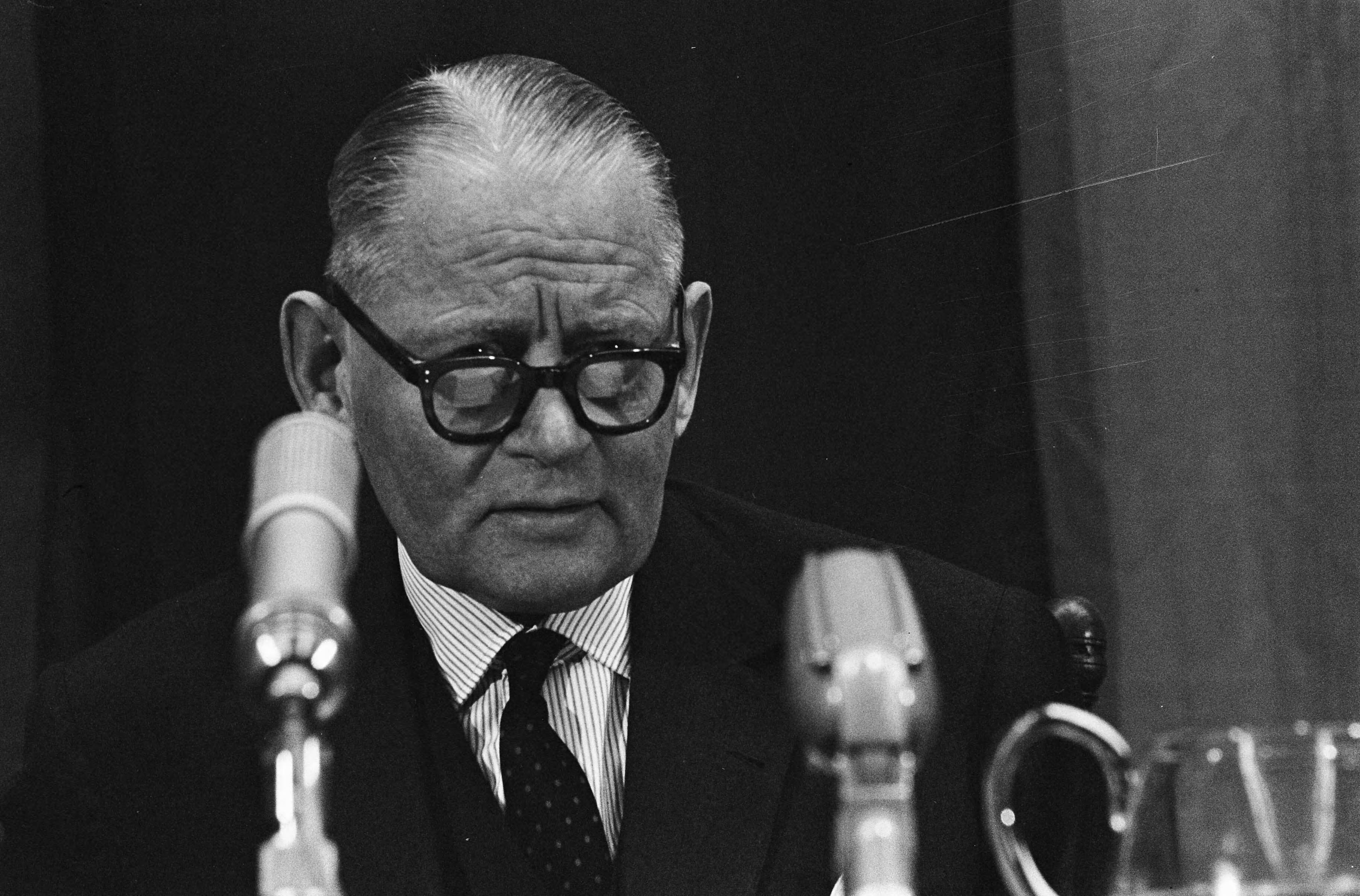 Fotocollectie Anefo — De NAVO Conferentie in Den Haag , secretaris generaal D. U. Stikker een persconferentie gehouden / — Foto: Koch, Eric / Anefo. Licentie: Set B: Rechtenvrij / Publiek Domein. Bron: Nationaal Archief. http://hdl.handle.net/10648/aa68bd72-d0b4-102d-bcf8-003048976d84