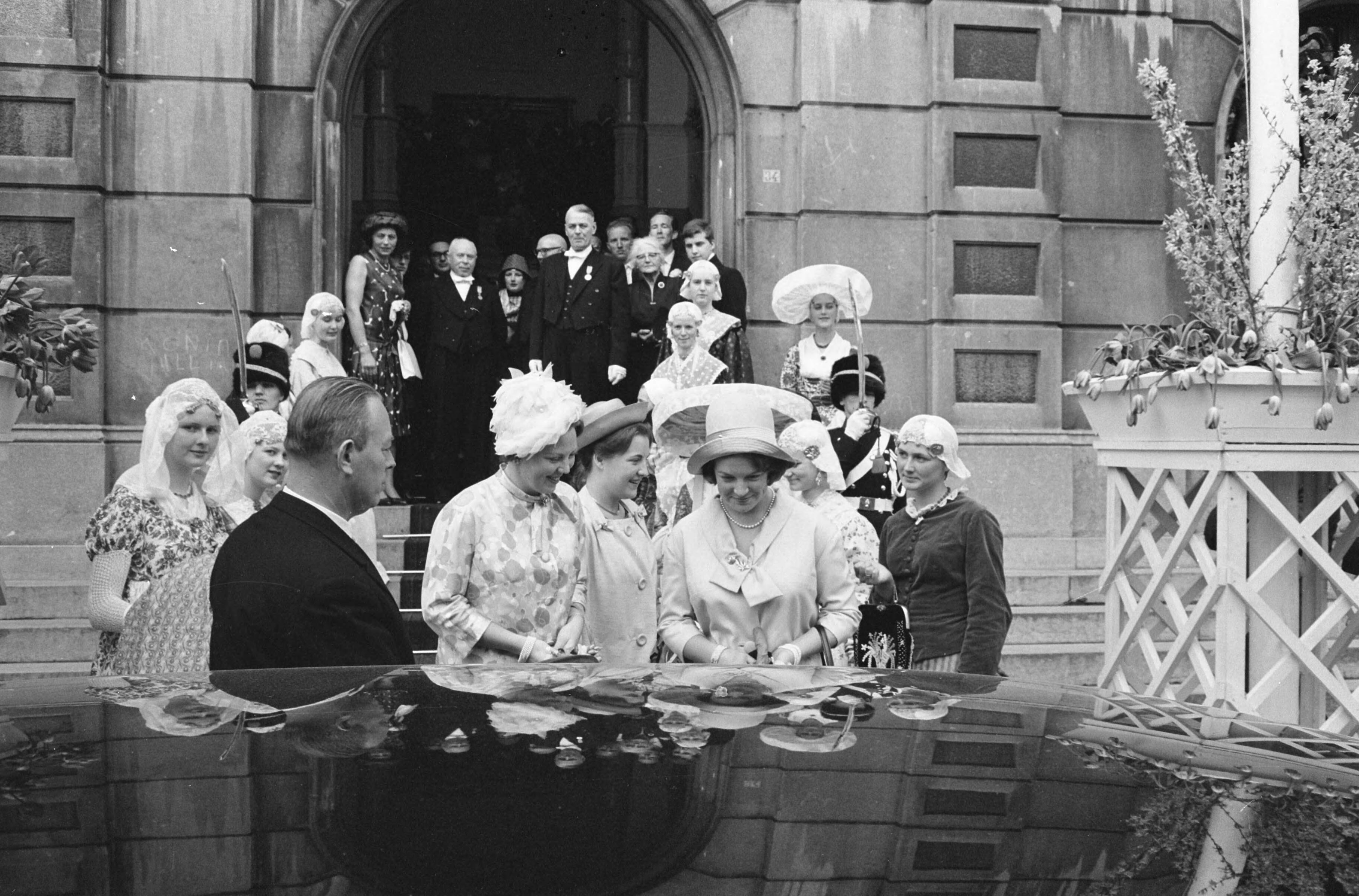 Koninklijk bezoek aan Groningen en Friesland (1962) — Koninklijk bezoek aan Leeuwarden — Foto: Pot, Harry / Anefo. Licentie: Set B: Rechtenvrij / Publiek Domein. Bron: Nationaal Archief. http://hdl.handle.net/10648/aa06e746-d0b4-102d-bcf8-003048976d84