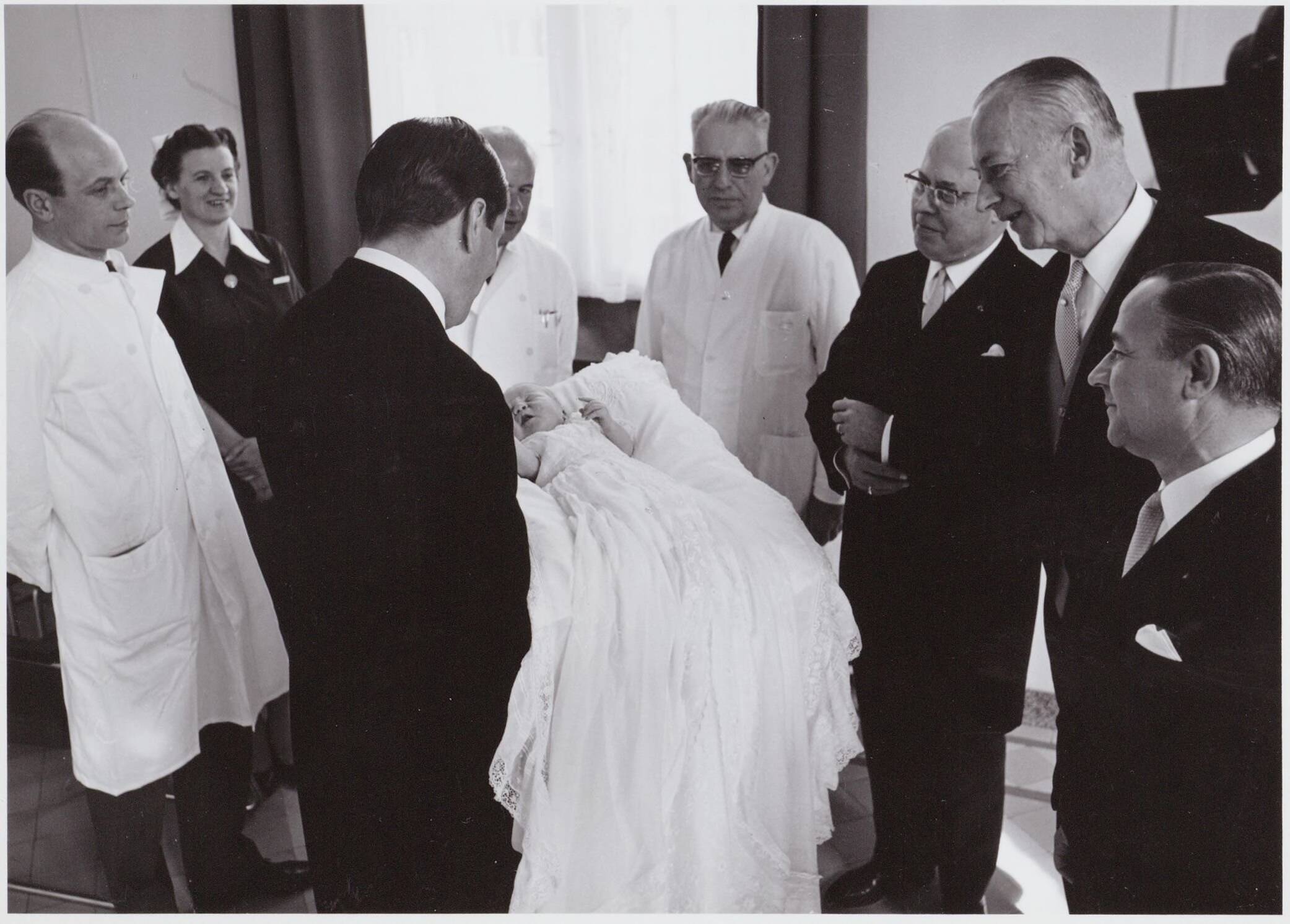 Fotocollectie RVD / Koninklijk Huis — Prins Claus toont de baby prins Willem-Alexander aan de doktoren in het Academisch Ziekenhuis Utrecht op 2 mei 1967 — Foto: Nationaal Foto Persbureau / RVD. Licentie: Set B: Rechtenvrij / Publiek Domein. Bron: Nationaal Archief. http://hdl.handle.net/10648/afaf2d66-d0b4-102d-bcf8-003048976d84
