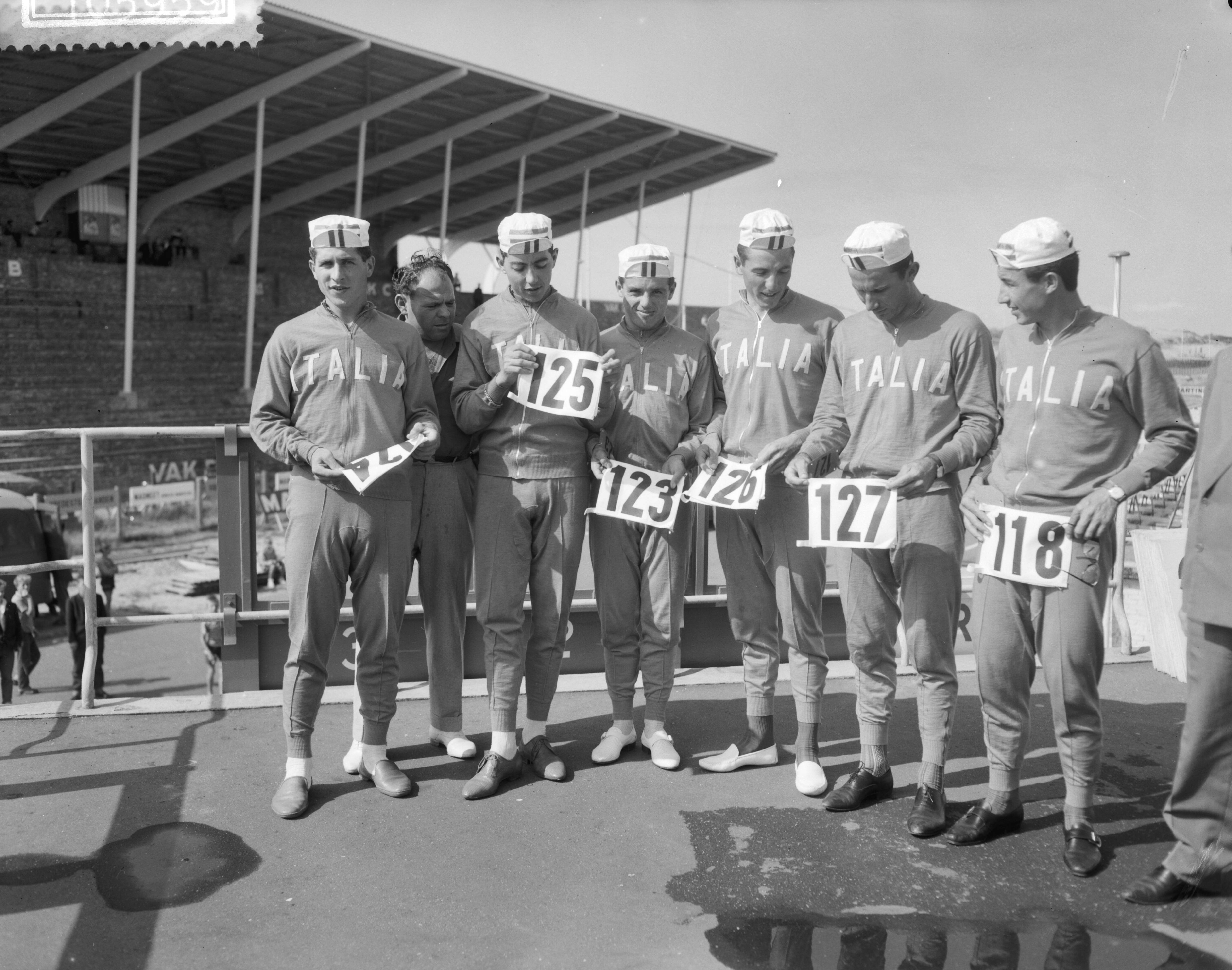 Fotocollectie Anefo — Voorbereidingen voor wereldkampioenschappen op de weg in Zandvoort. Amateurs. Italiaanse ploeg — Foto: Bilsen, Joop van / Anefo. Licentie: Set B: Rechtenvrij / Publiek Domein. Bron: Nationaal Archief. http://hdl.handle.net/10648/a99b1430-d0b4-102d-bcf8-003048976d84