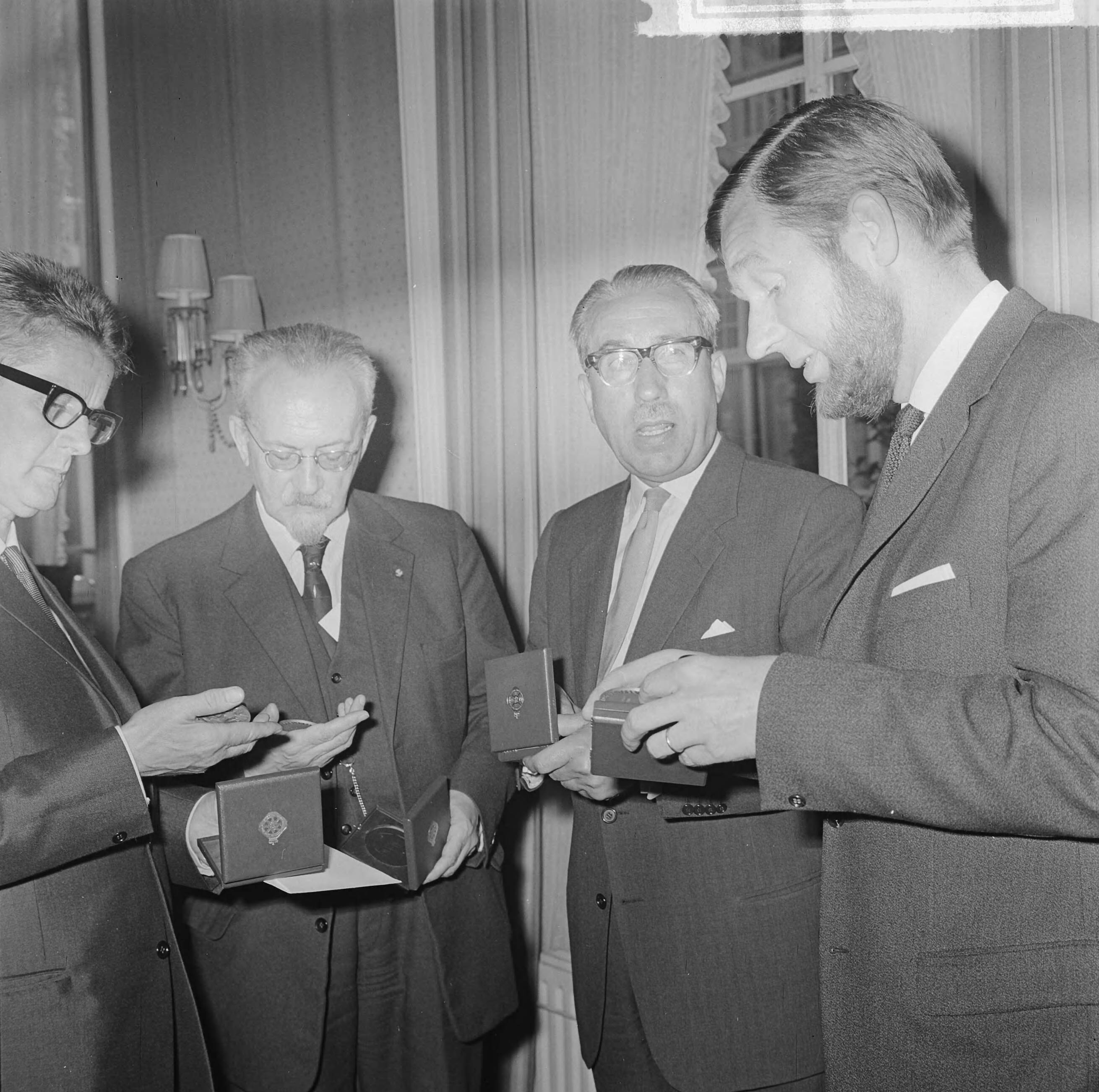 Fotocollectie Anefo — ANWB-prijzen voor publicistische prestaties te Den Haag na de prijsuitreiking v.l.n.r. Cas Oorthuys , de vader van schrijver Alfred Kossman , Leonard Huizinga en — Foto: Koch, Eric / Anefo. Licentie: Set B: Rechtenvrij / Publiek Domein. Bron: Nationaal Archief. http://hdl.handle.net/10648/aa6aed22-d0b4-102d-bcf8-003048976d84