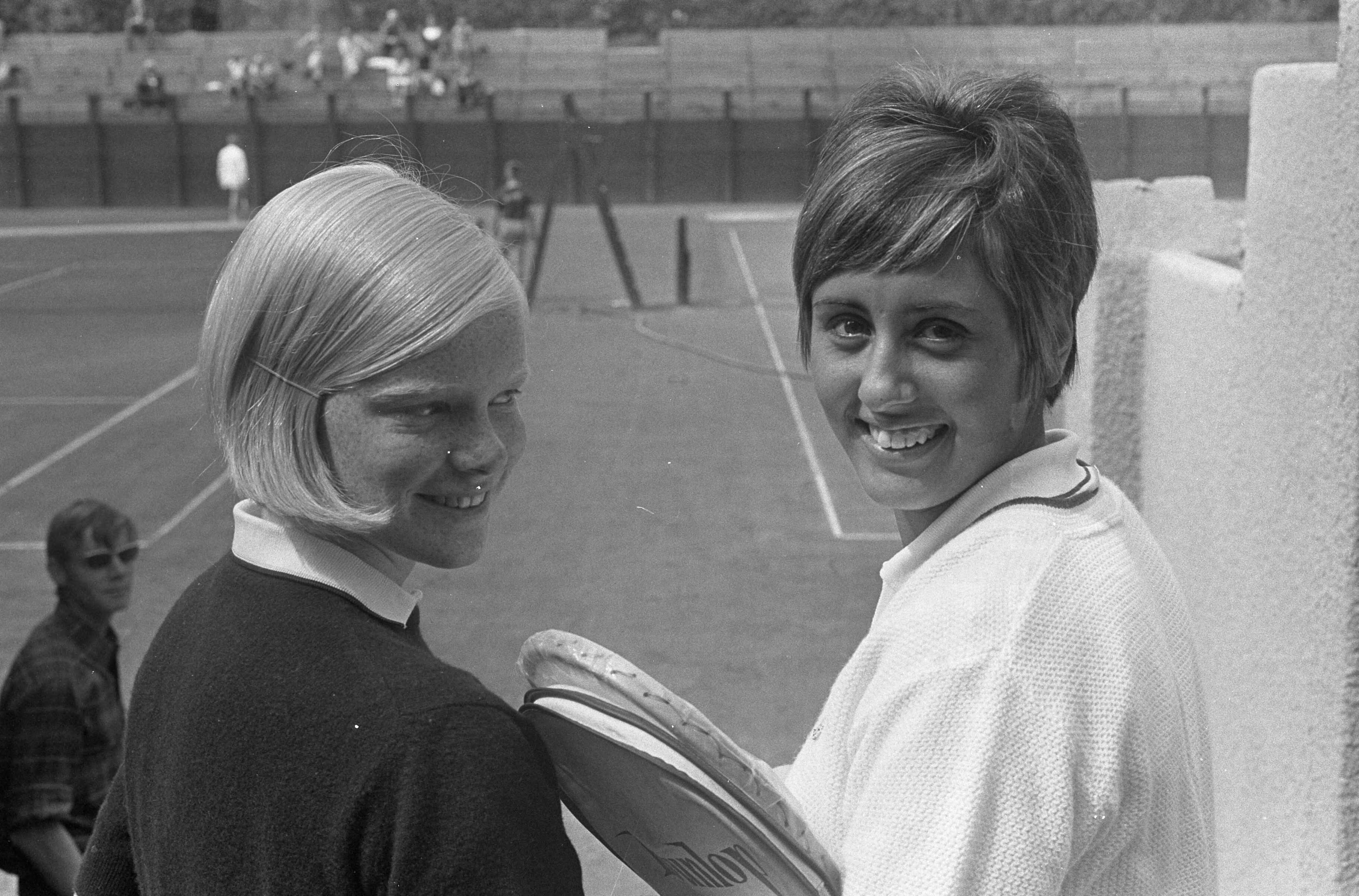 Fotocollectie Anefo — Nationale Tenniskampioenschappen te Scheveningen. Nummer 7 Astrid Suurbeek (voorgrond) en mevrouw N. Verschuren — Foto: Koch, Eric / Anefo. Licentie: Set B: Rechtenvrij / Publiek Domein. Bron: Nationaal Archief. http://hdl.handle.net/10648/ab227e74-d0b4-102d-bcf8-003048976d84