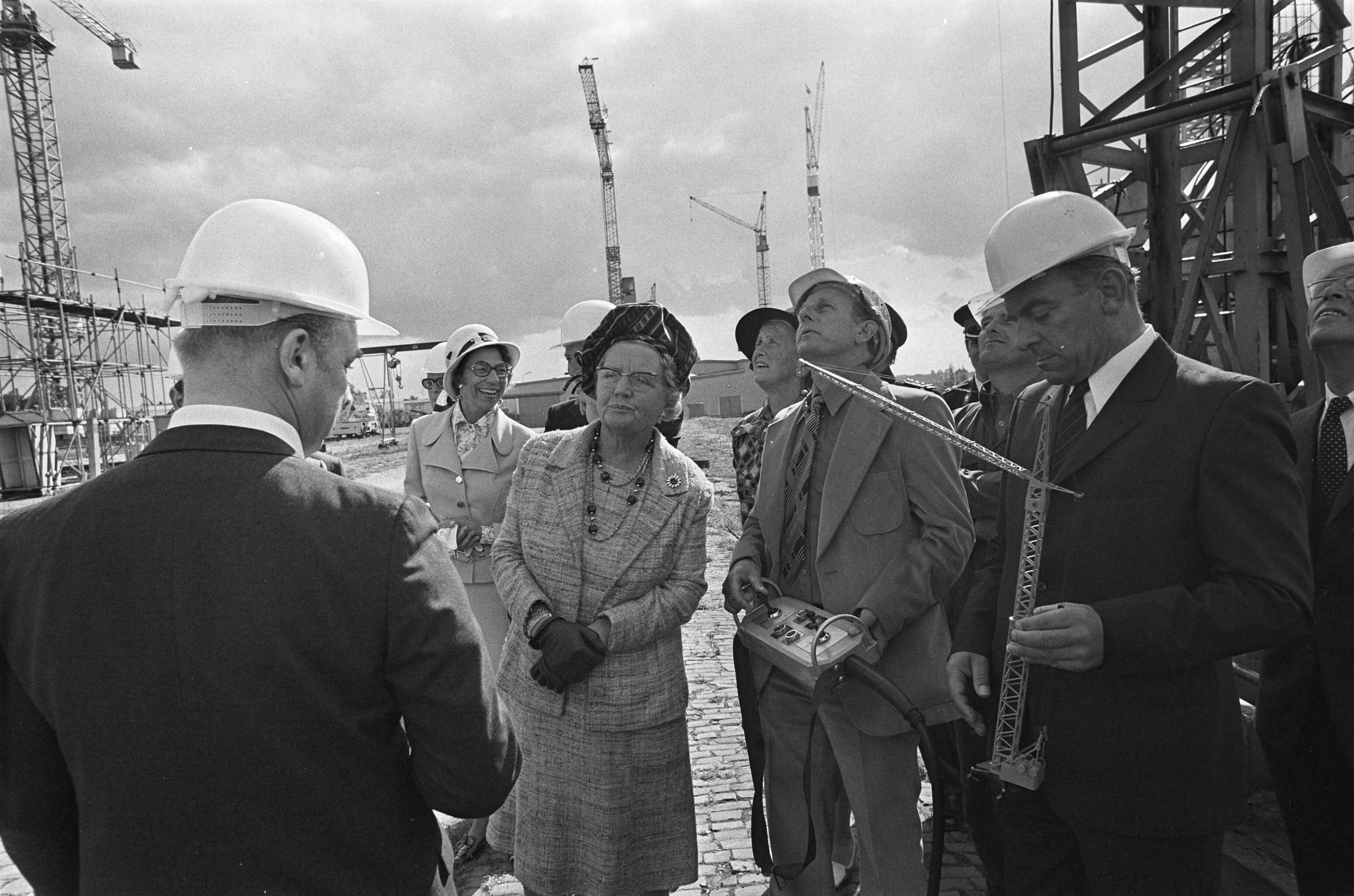 Fotocollectie Anefo — koningin Juliana bezoekt Kraanmachinistenschool in Elst (Utrecht); koningin Juliana krijgt voor haar kleinkinderen een klein model kraan aangeboden / — Foto: Mieremet, Rob / Anefo. Licentie: Set B: Rechtenvrij / Publiek Domein. Bron: Nationaal Archief. http://hdl.handle.net/10648/ac55c634-d0b4-102d-bcf8-003048976d84