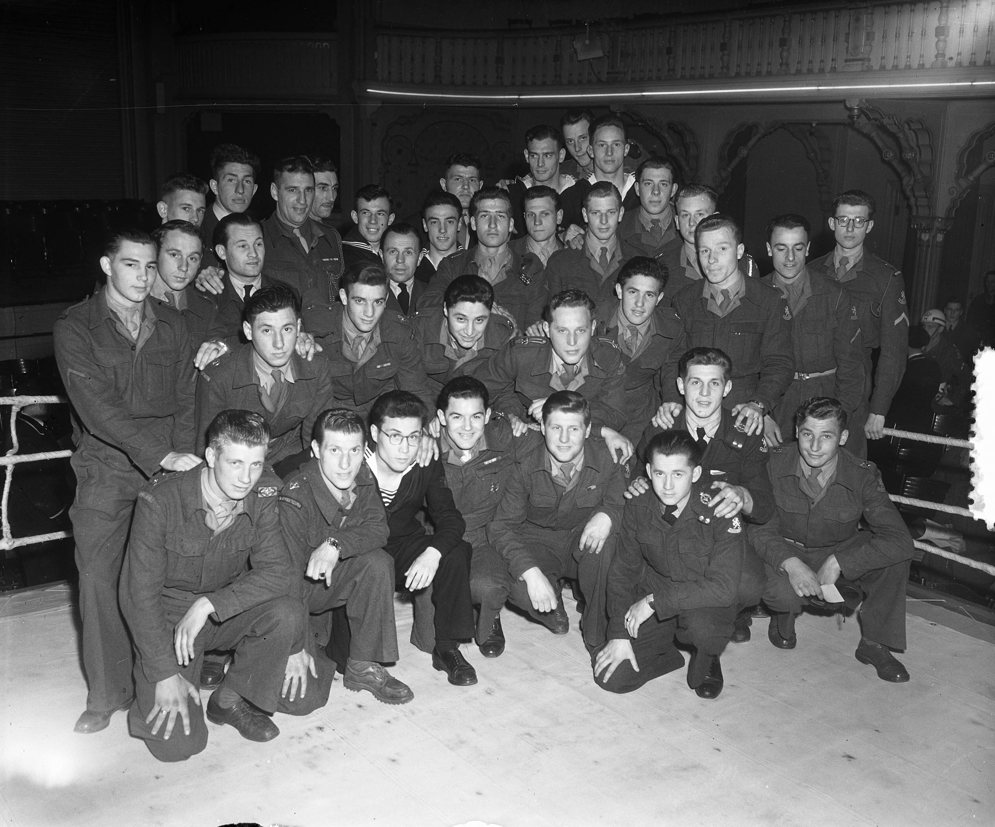 Fotocollectie Anefo — Militaire bokskampioenschappen in Den Haag — Foto: Duinen, H. van / Anefo. Licentie: Set B: Rechtenvrij / Publiek Domein. Bron: Nationaal Archief. http://hdl.handle.net/10648/a8f7da86-d0b4-102d-bcf8-003048976d84