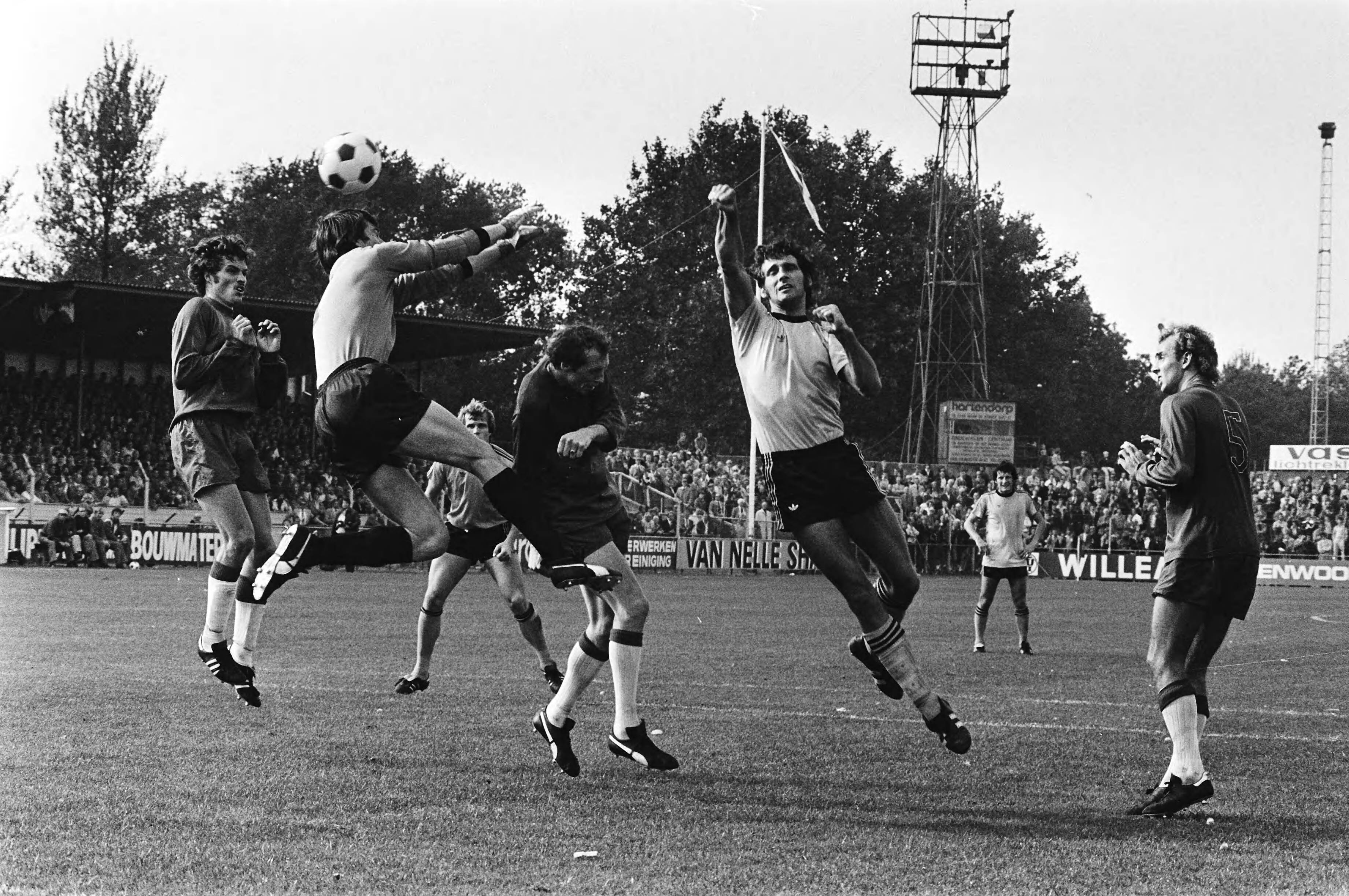 Fotocollectie Anefo — Haarlem tegen Roda JC, Nanninga (r) tikt de bal met de hand over doelman Boersma — Foto: Verhoeff, Bert / Anefo. Licentie: Set B: Rechtenvrij / Publiek Domein. Bron: Nationaal Archief. http://hdl.handle.net/10648/acbc66b4-d0b4-102d-bcf8-003048976d84