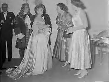 Fotocollectie Anefo — Koningin Juliana en prinses Beatrix in Koninklijke Schouwburg Den Haag bij "Le Misanthrope" gezelschap Madeleine Renaud . Vlnr. Pierre Bertin , Madeleine Renaud , Jean Louis — Foto: Bilsen, Joop van / Anefo. Licentie: Set B: Rechtenvrij / Publiek Domein. Bron: Nationaal Archief. http://hdl.handle.net/10648/a953f726-d0b4-102d-bcf8-003048976d84