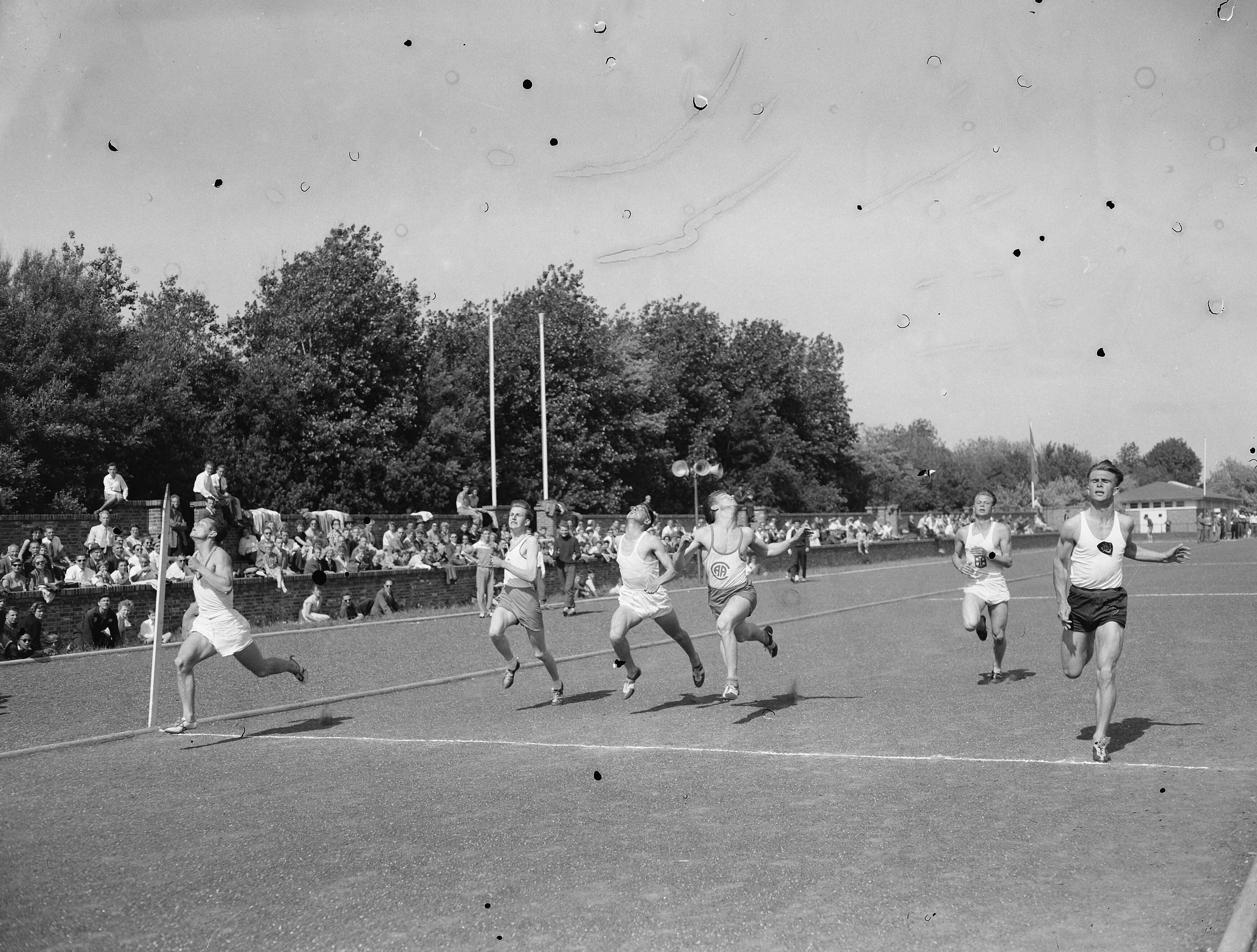 Fotocollectie Anefo — Nederlandse Jeugd Atletiekkampioenschappen te Den Haag. Finish 100 meter [gewonnen door Veenendaal uit Haarlem] — Foto: Pot, Harry / Anefo. Licentie: Set B: Rechtenvrij / Publiek Domein. Bron: Nationaal Archief. http://hdl.handle.net/10648/a9387ca8-d0b4-102d-bcf8-003048976d84